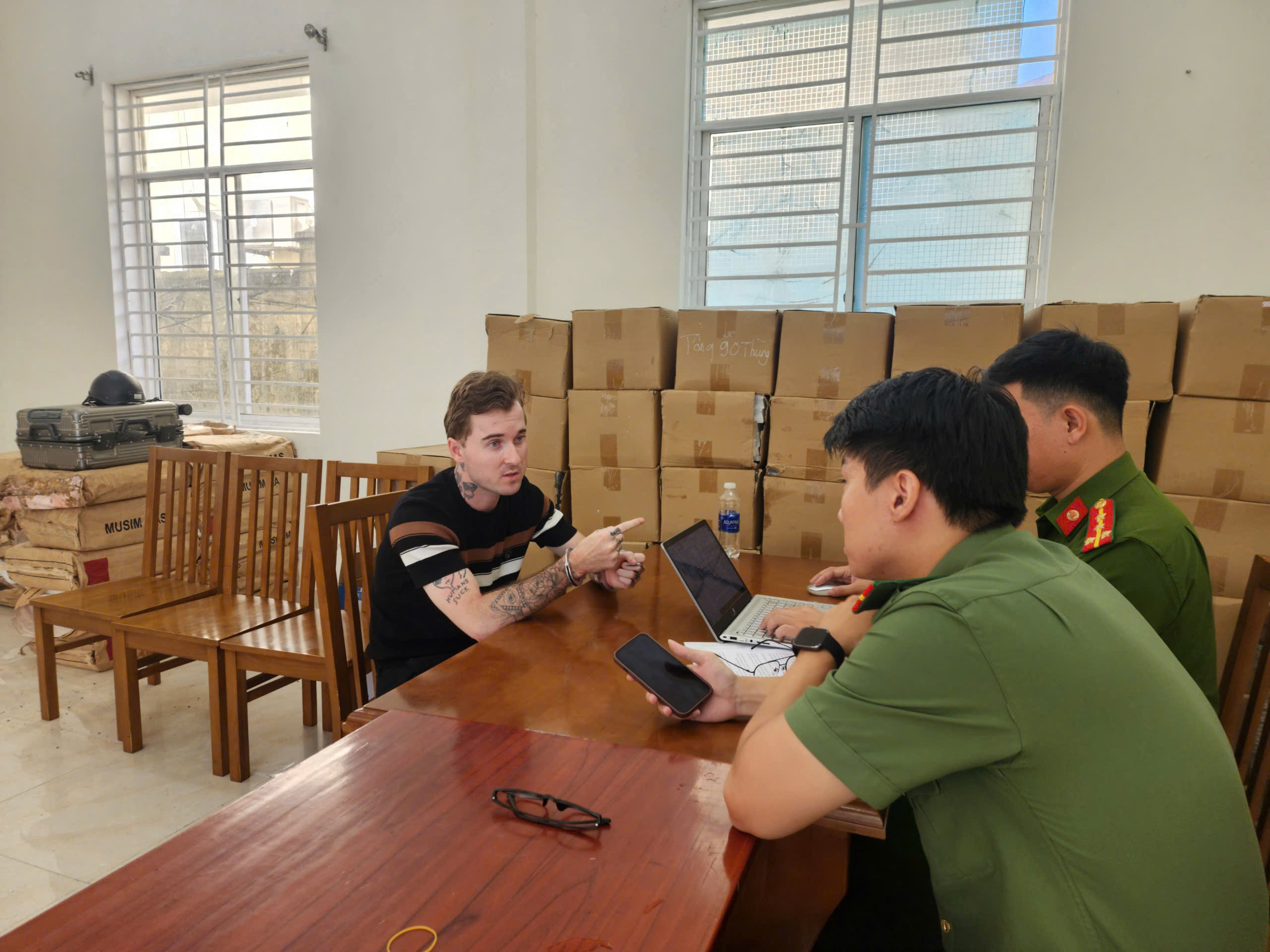 Tạm giữ người đ&agrave;n &ocirc;ng nước ngo&agrave;i r&uacute;t s&uacute;ng dằn mặt &ldquo;đối thủ&rdquo; trong qu&aacute;n bar ở Đ&agrave; Nẵng- Ảnh 1.