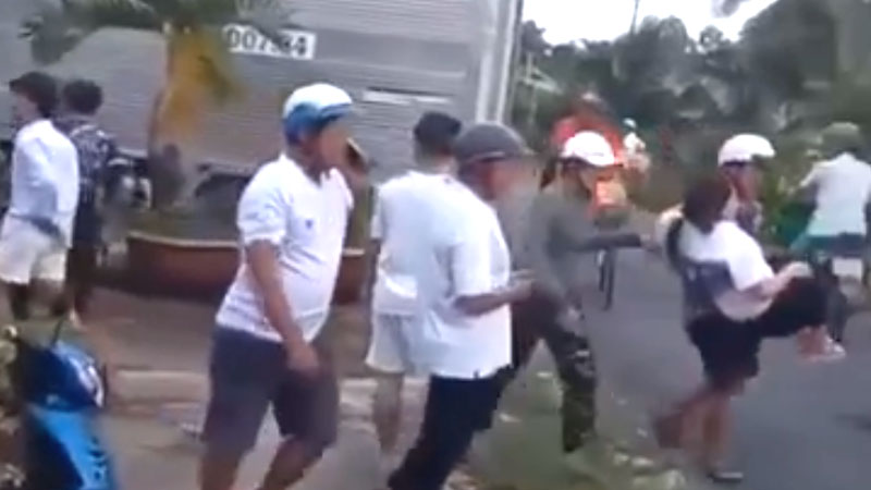 Người dân hỗ trợ đưa hai học sinh đến bệnh viện cấp cứu sau vụ tai nạn. Người dân hỗ trợ đưa hai học sinh đến bệnh viện cấp cứu sau vụ tai nạn.