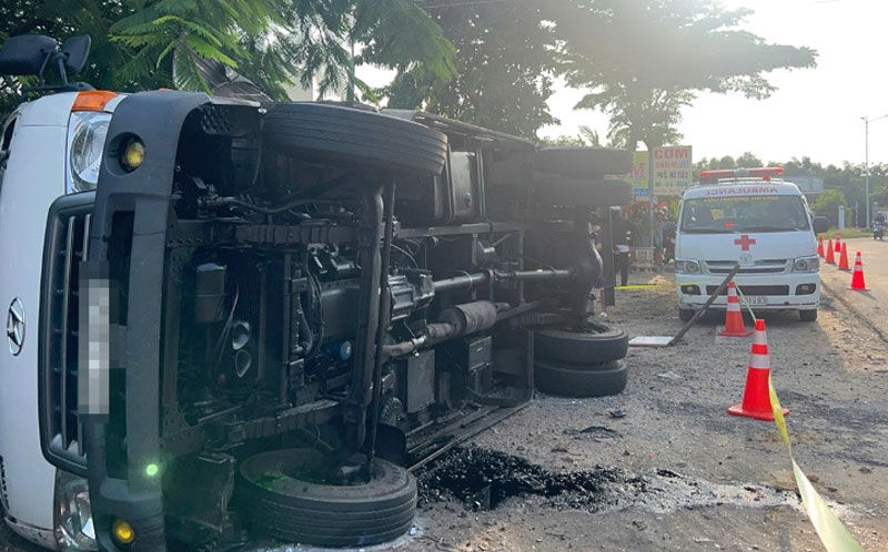 Chiếc xe tải tại hiện trường vụ tai nạn - Ảnh: NDCC.