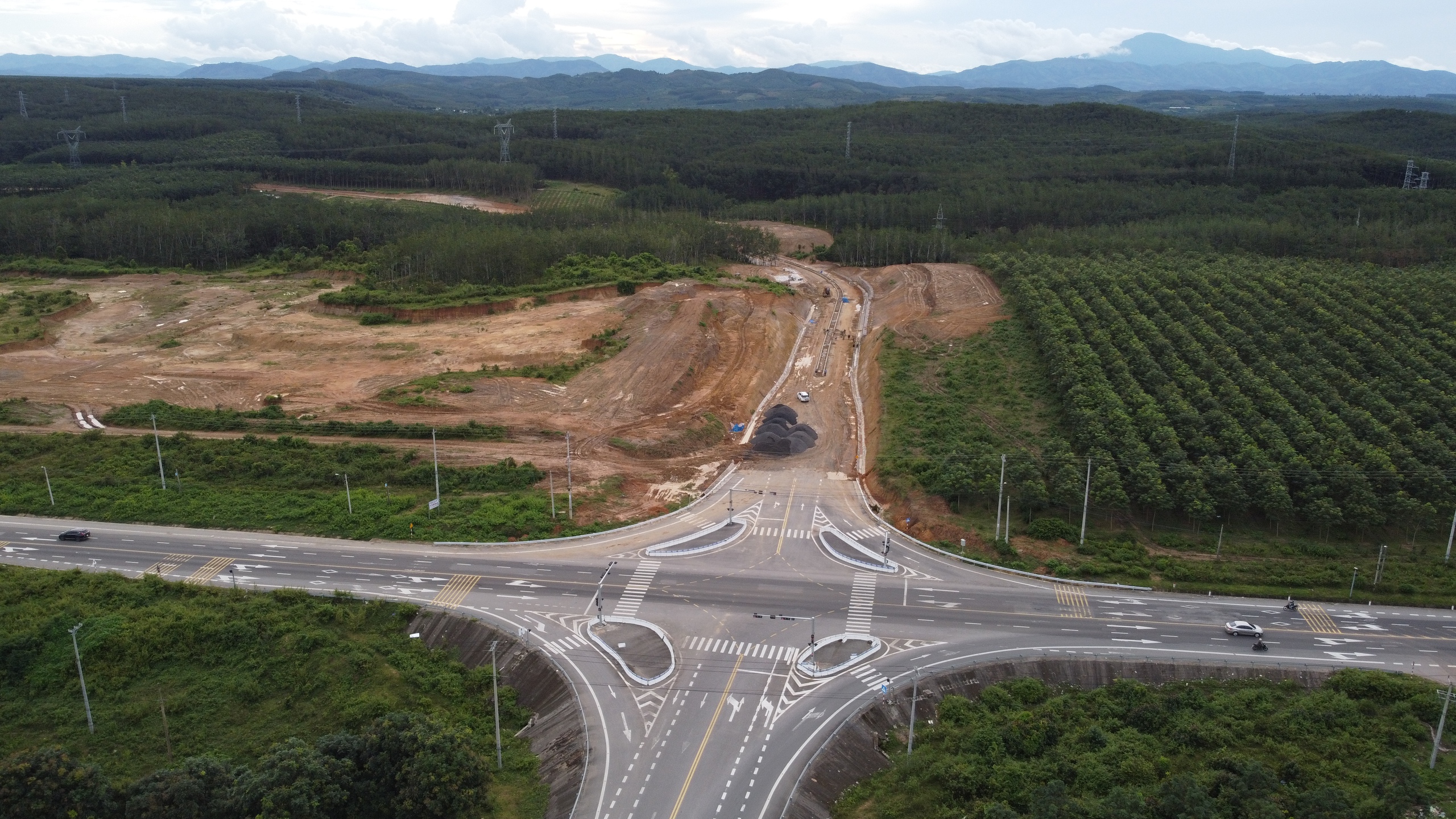 V&igrave; sao dự &aacute;n đường gần 1.500 tỷ đồng ở Quảng Ng&atilde;i vẫn thi c&ocirc;ng cầm chừng?- Ảnh 13.