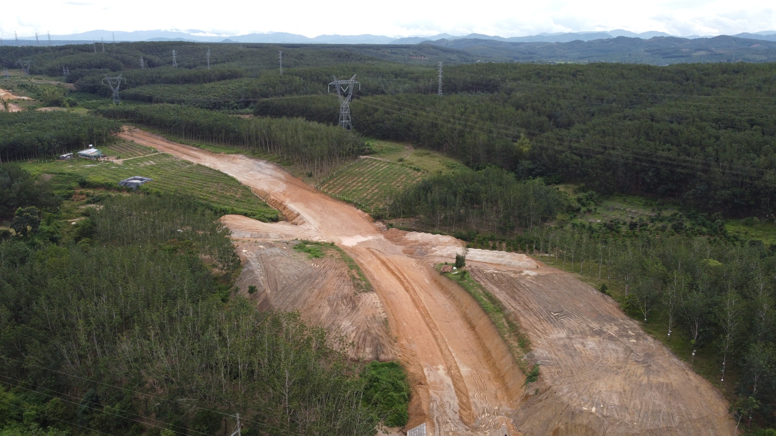 V&igrave; sao dự &aacute;n đường gần 1.500 tỷ đồng ở Quảng Ng&atilde;i vẫn thi c&ocirc;ng cầm chừng?- Ảnh 12.