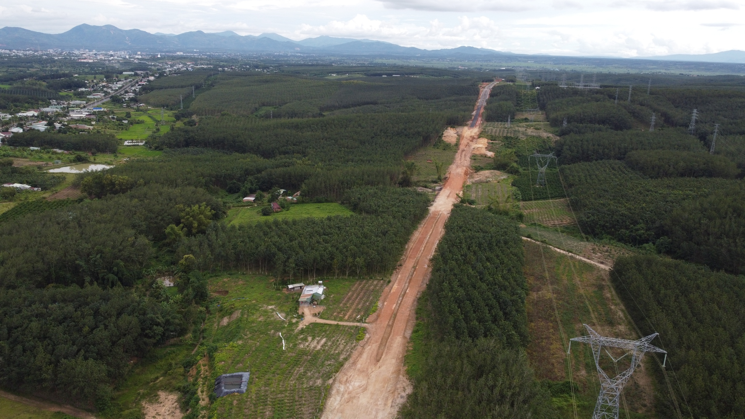 V&igrave; sao dự &aacute;n đường gần 1.500 tỷ đồng ở Quảng Ng&atilde;i vẫn thi c&ocirc;ng cầm chừng?- Ảnh 11.