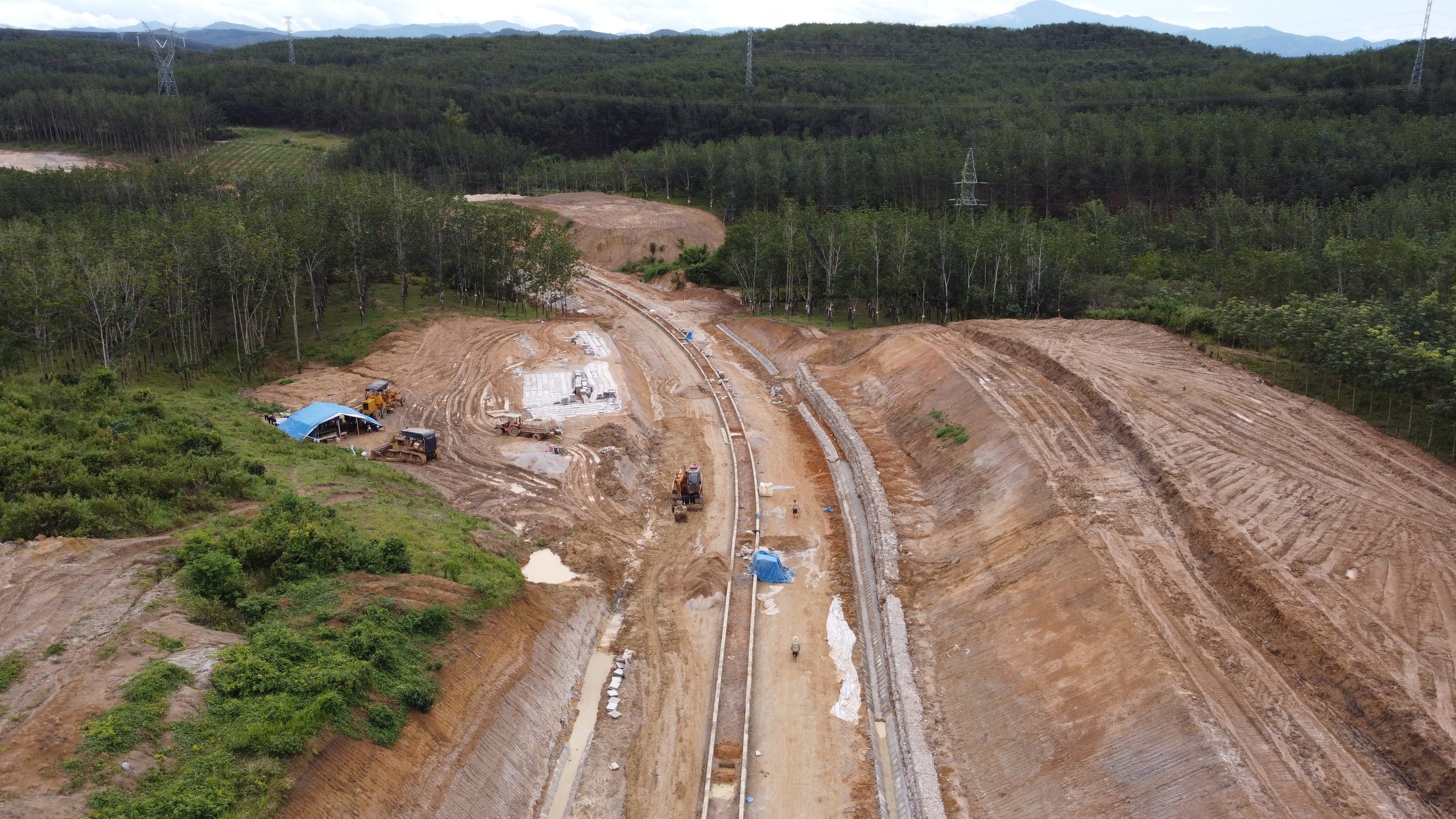 V&igrave; sao dự &aacute;n đường gần 1.500 tỷ đồng ở Quảng Ng&atilde;i vẫn thi c&ocirc;ng cầm chừng?- Ảnh 2.