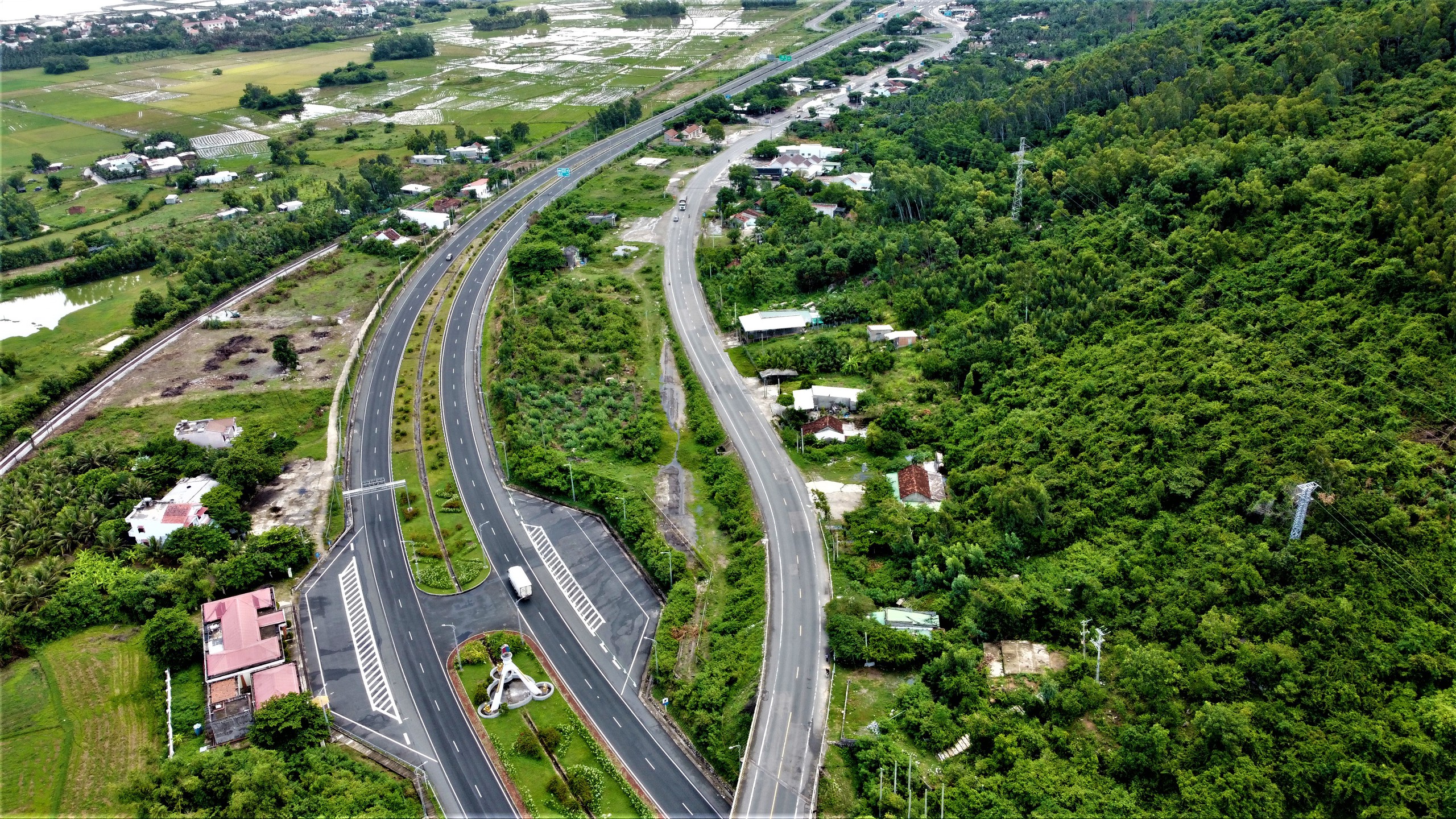 13km còn lại của cao tốc Vân Phong - Nha Trang đã sẵn sàng khai thác- Ảnh 3. 13km còn lại của cao tốc Vân Phong - Nha Trang đã sẵn sàng khai thác- Ảnh 3.