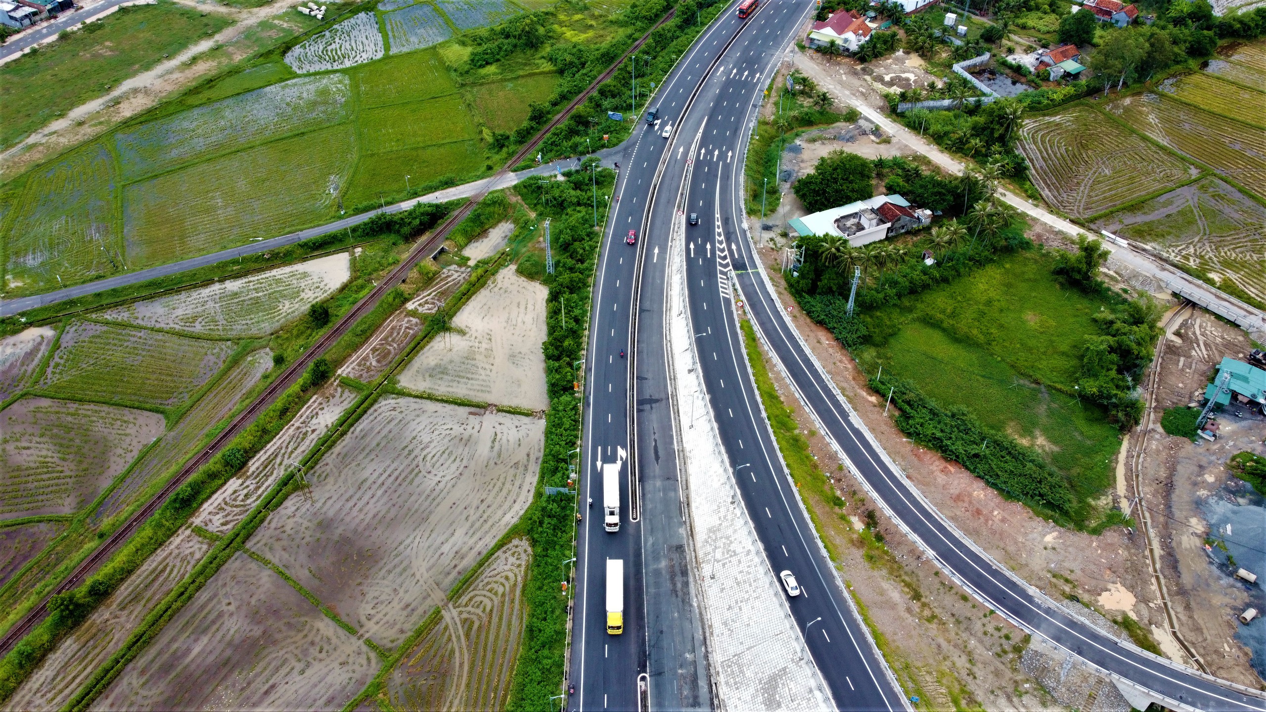 13km còn lại của cao tốc Vân Phong - Nha Trang đã sẵn sàng khai thác- Ảnh 7. 13km còn lại của cao tốc Vân Phong - Nha Trang đã sẵn sàng khai thác- Ảnh 7.