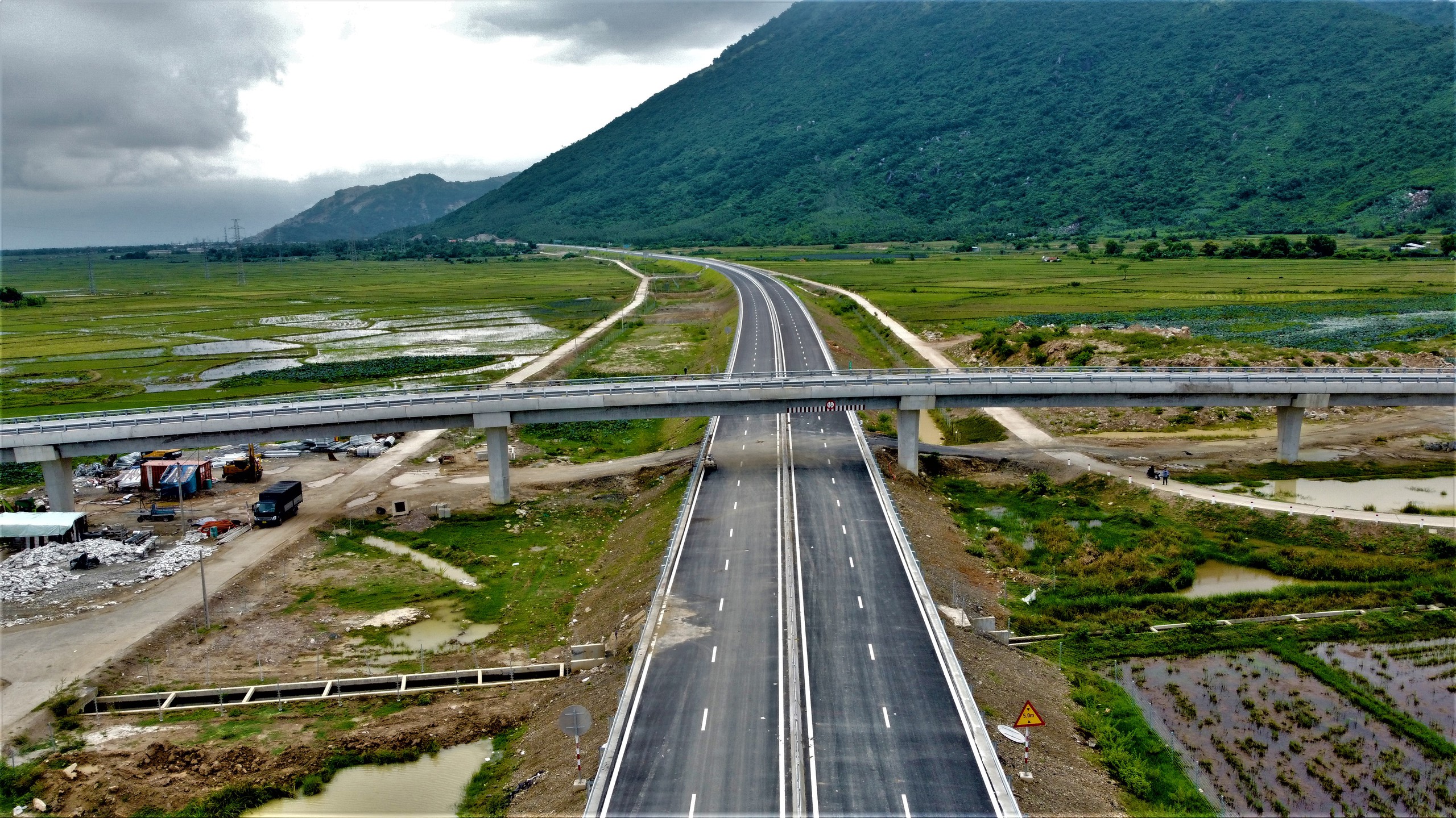 13km còn lại của cao tốc Vân Phong - Nha Trang đã sẵn sàng khai thác- Ảnh 9. 13km còn lại của cao tốc Vân Phong - Nha Trang đã sẵn sàng khai thác- Ảnh 9.