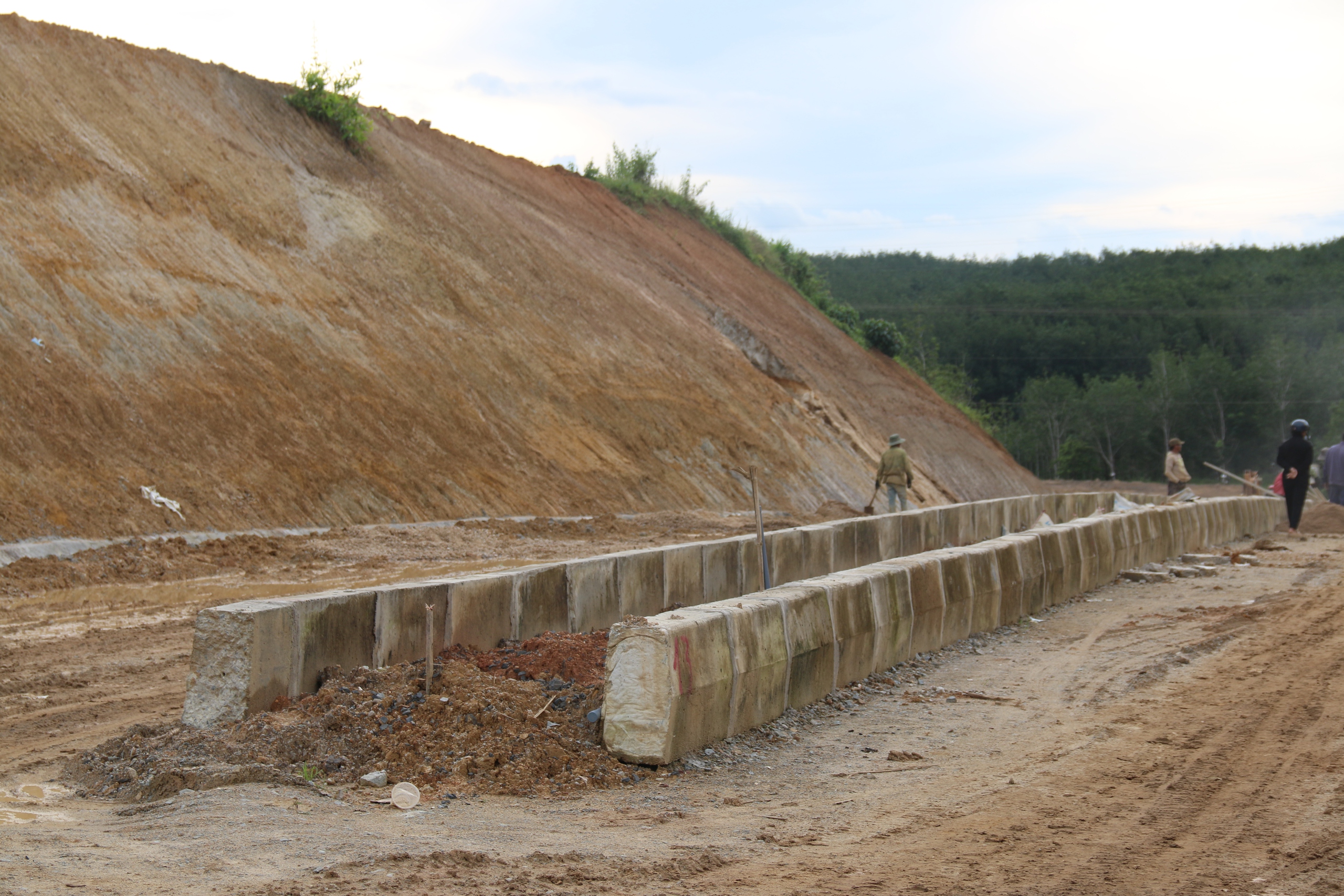 V&igrave; sao dự &aacute;n đường gần 1.500 tỷ đồng ở Quảng Ng&atilde;i vẫn thi c&ocirc;ng cầm chừng?- Ảnh 10.