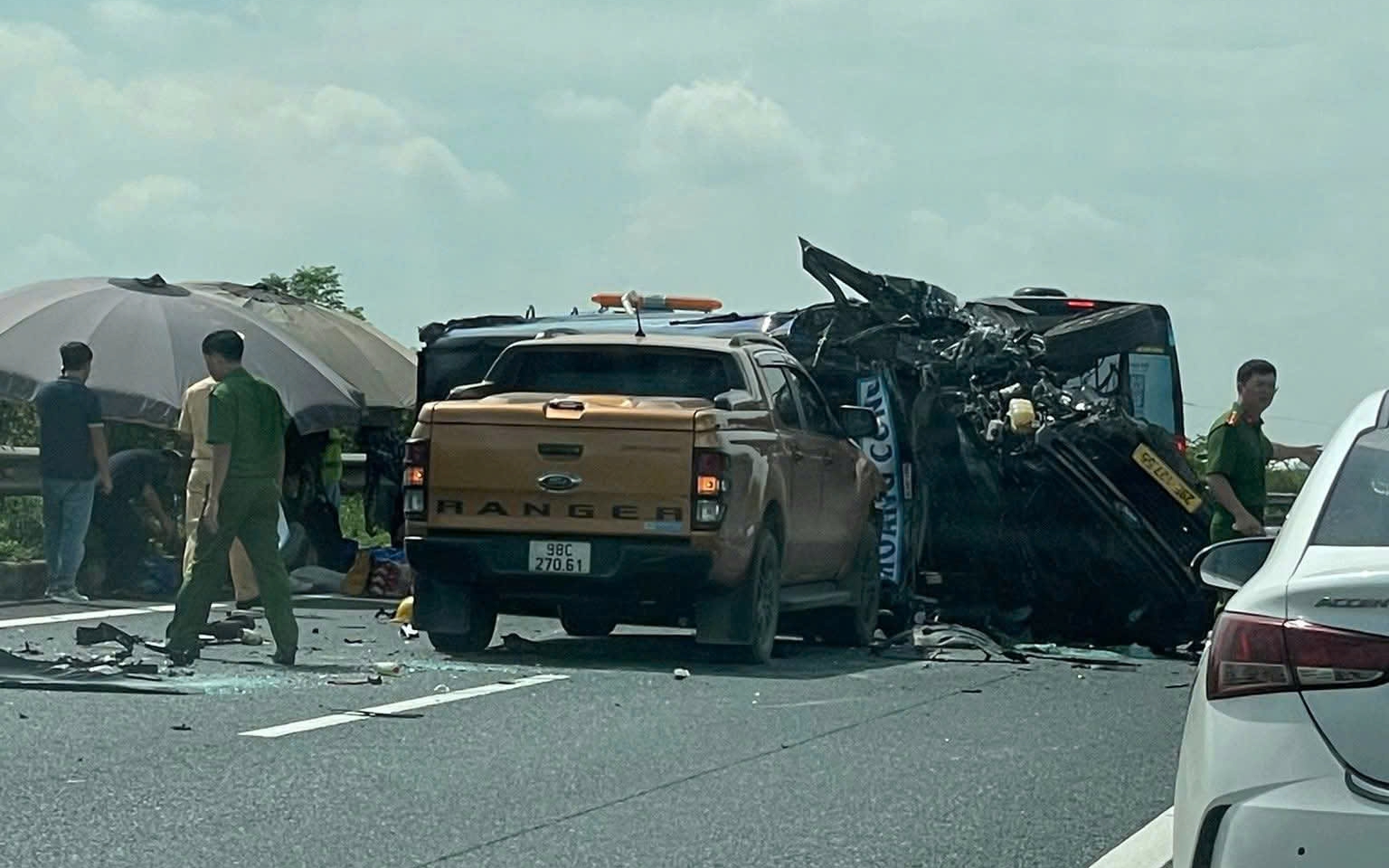 TP.HCM: Ô tô 7 chỗ tông liên hoàn nhiều xe máy làm gãy trụ điện, 3 người bị thương- Ảnh 2. Bản tin TNGT 15/9: Xe khách lật ngửa, nhiều người bị thương trong vụ va chạm liên hoàn