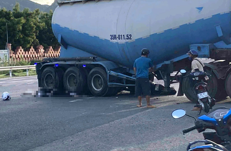 Hiện trường vụ tai nạn khiến 2 người tử vong tại chỗ.