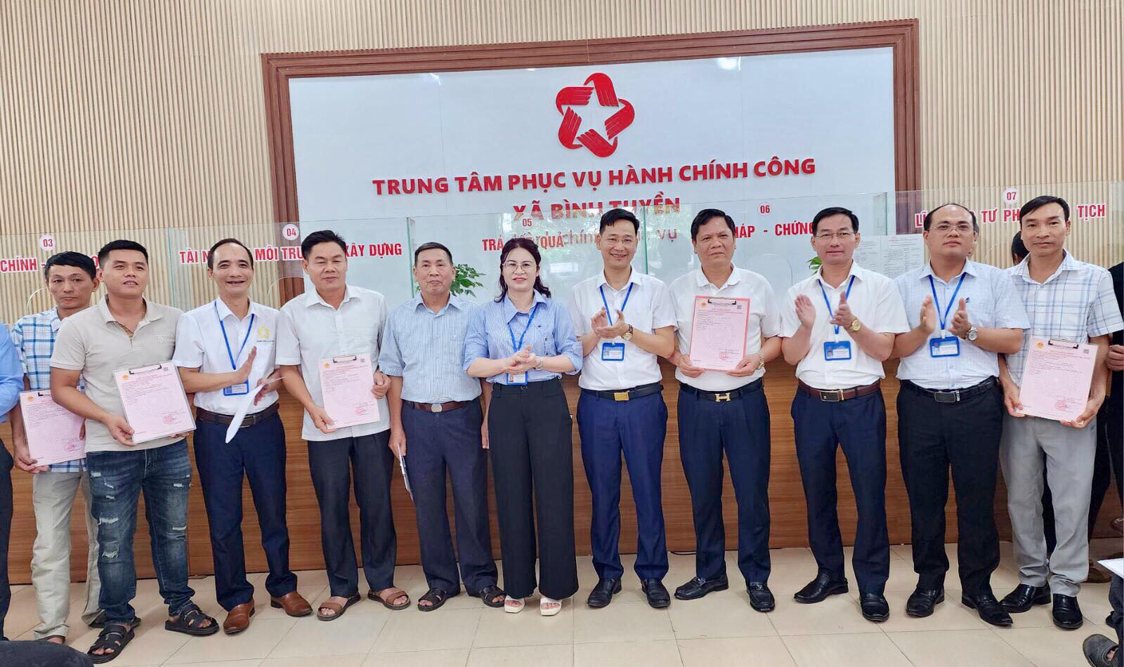 Ph&uacute; Thọ: 16 người d&acirc;n vui mừng nhận sổ đỏ sau nhiều năm chờ đợi- Ảnh 1.