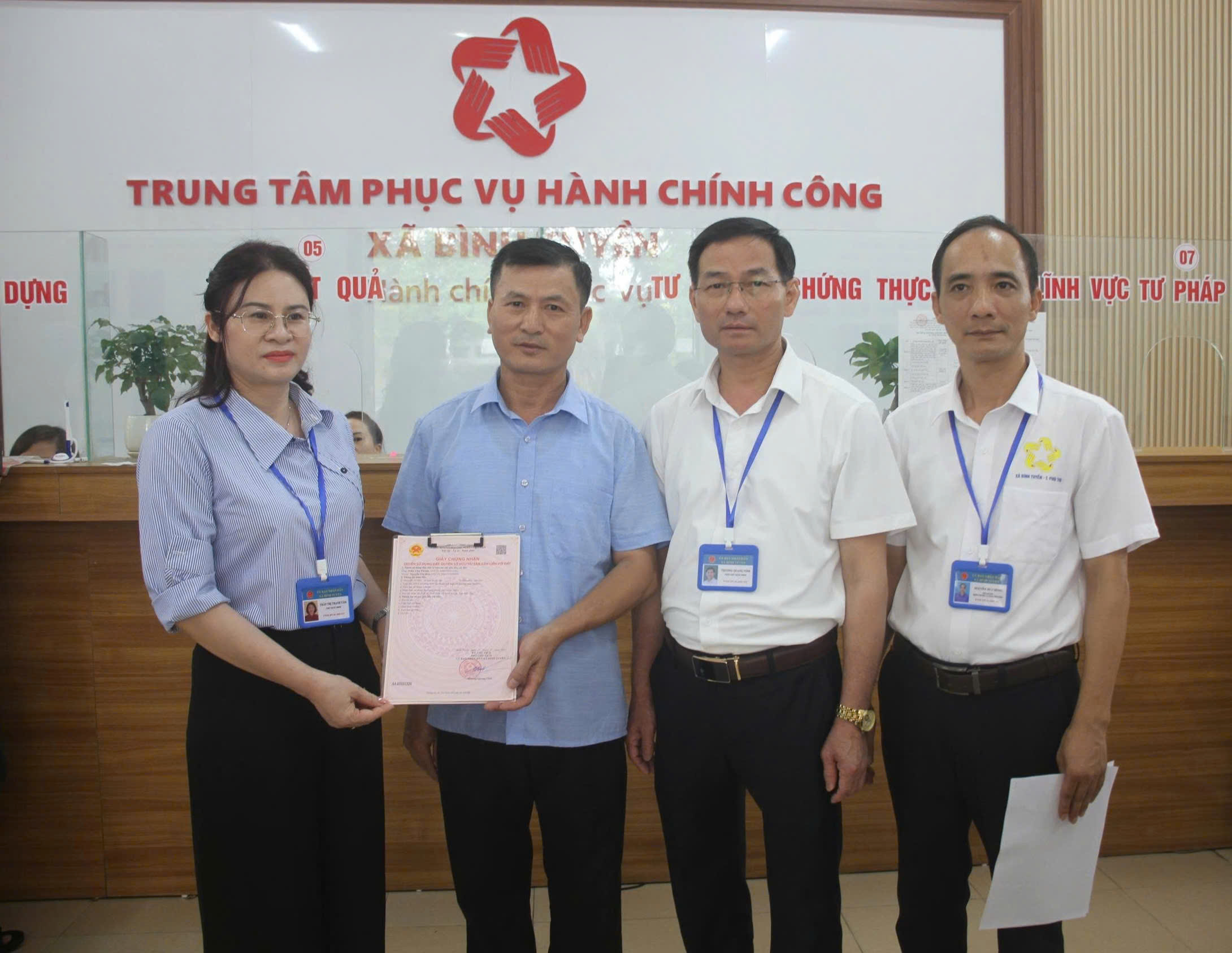 Ph&uacute; Thọ: 16 người d&acirc;n vui mừng nhận sổ đỏ sau nhiều năm chờ đợi- Ảnh 2.