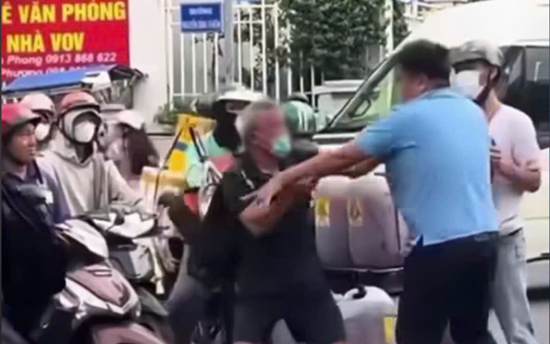 L&agrave;m r&otilde; vụ t&agrave;i xế xe m&aacute;y v&agrave; &ocirc; t&ocirc; x&ocirc; x&aacute;t giữa đường ở TP.HCM