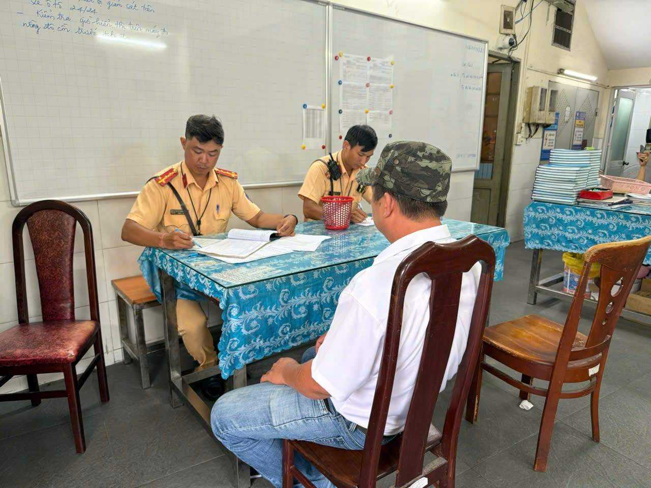 Phạt t&agrave;i xế xe kh&aacute;ch chạy ẩu ở trung t&acirc;m TP.HCM- Ảnh 1.