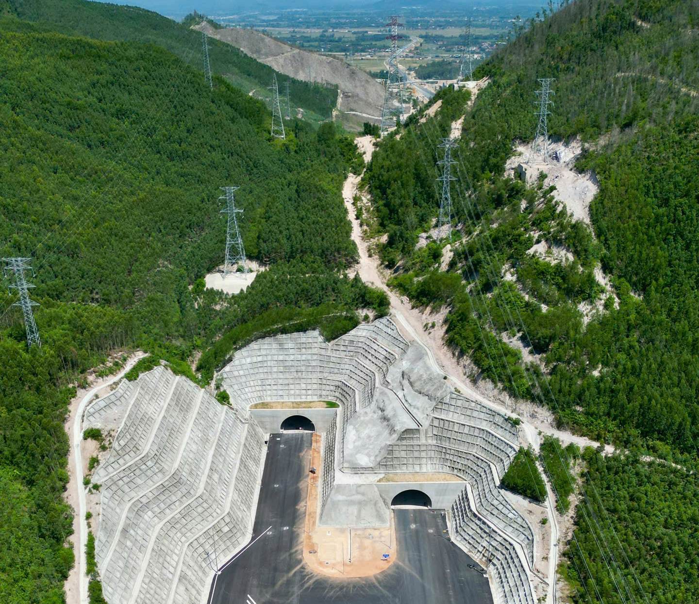 Quyết liệt nhiều biện pháp đưa cao tốc Quy Nhơn - Chí Thạnh về đích- Ảnh 2. Quyết liệt nhiều biện pháp đưa cao tốc Quy Nhơn - Chí Thạnh về đích- Ảnh 2.