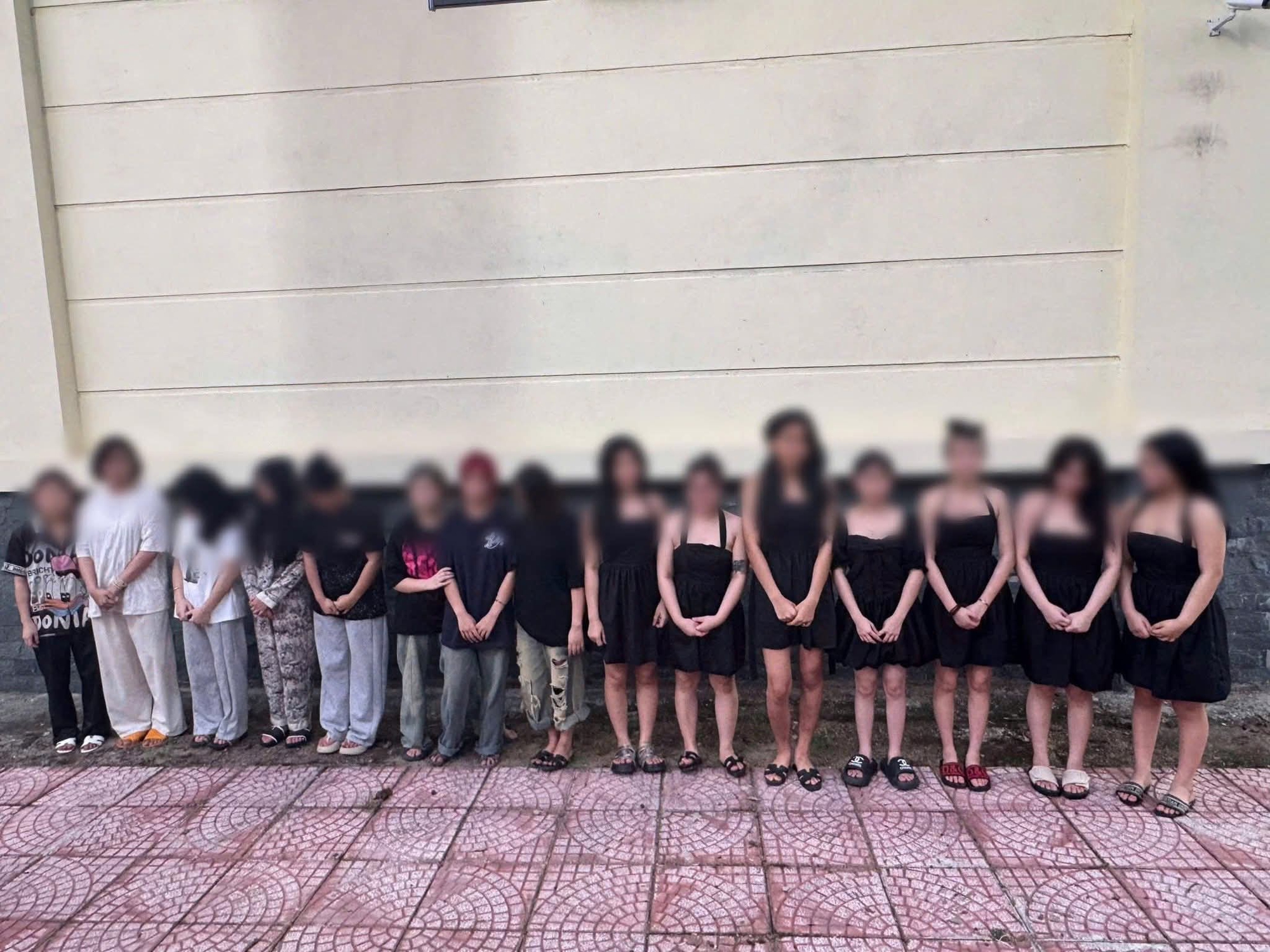 Ph&uacute; Thọ: Triệt ph&aacute; tụ điểm mại d&acirc;m, thu giữ ma t&uacute;y tại qu&aacute;n karaoke 88- Ảnh 2.