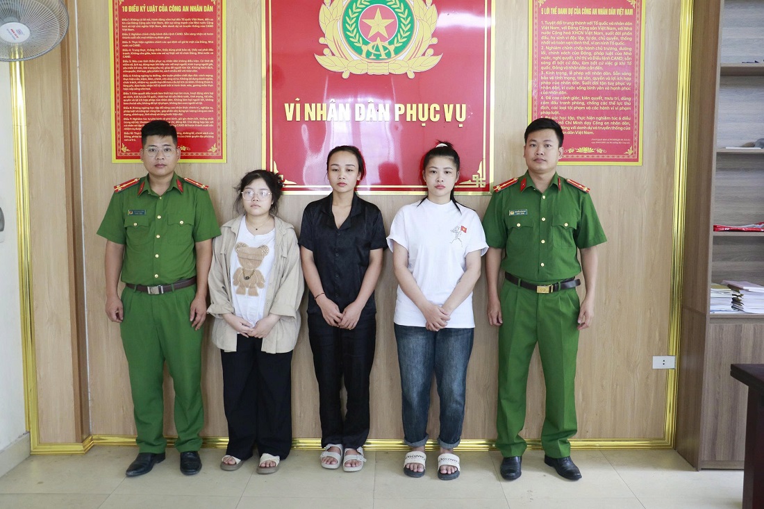 Nghệ An: Bắt ba "nữ qu&aacute;i" bu&ocirc;n b&aacute;n người qua Tam Gi&aacute;c V&agrave;ng- Ảnh 1.