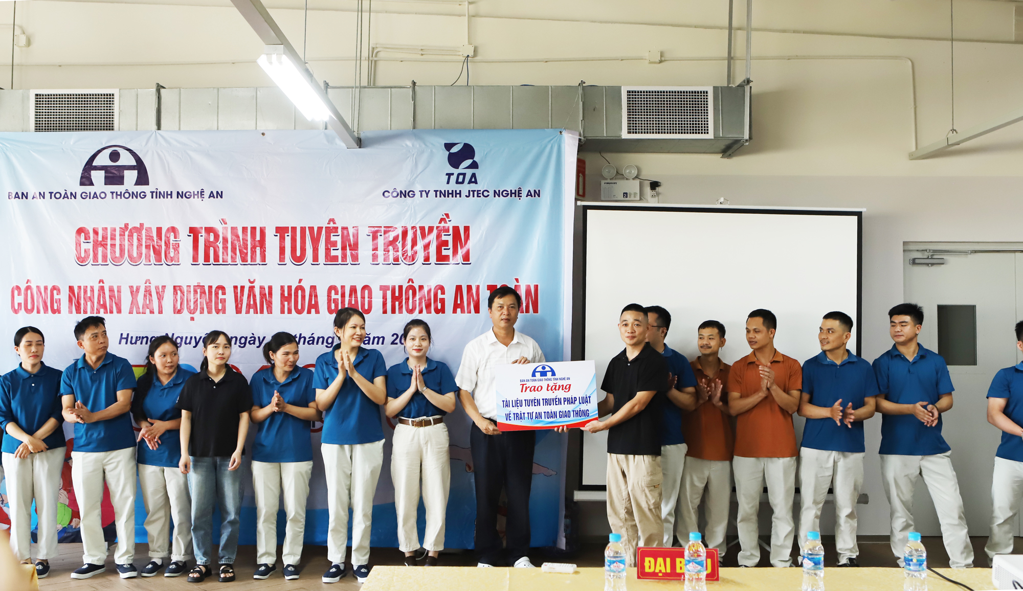 Nh&acirc;n rộng m&ocirc; h&igrave;nh "C&ocirc;ng nh&acirc;n giữ g&igrave;n an to&agrave;n giao th&ocirc;ng", s&aacute;ng kiến từ thực tiễn- Ảnh 1.