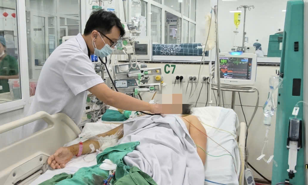 Gia tăng ca mắc sốt xuất huyết, nhiều ca nguy kịch chỉ sau vài ngày- Ảnh 1. Gia tăng ca mắc sốt xuất huyết, nhiều ca nguy kịch chỉ sau vài ngày- Ảnh 1.