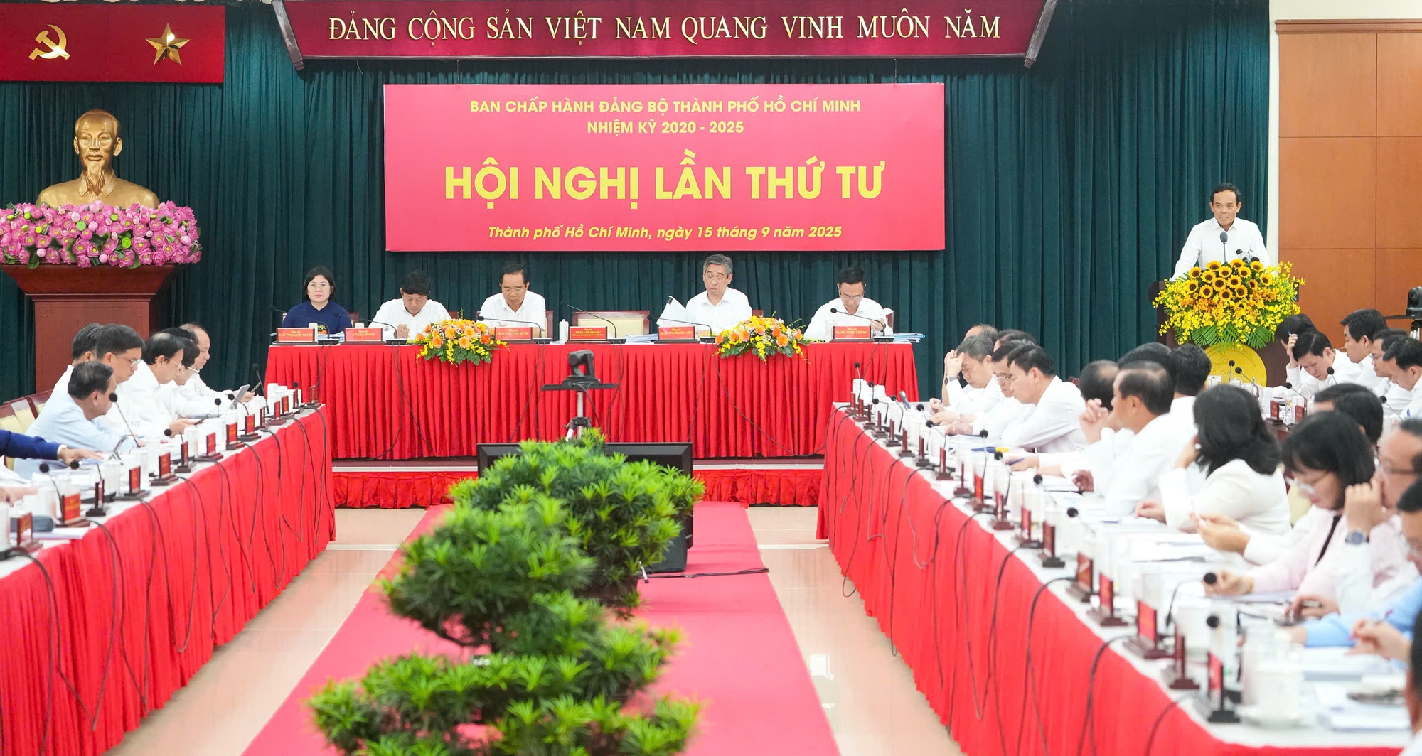 Hội nghị lần thứ 4 Ban Chấp h&agrave;nh Đảng bộ TP.HCM th&ocirc;ng qua nhiều nội dung quan trọng- Ảnh 1.