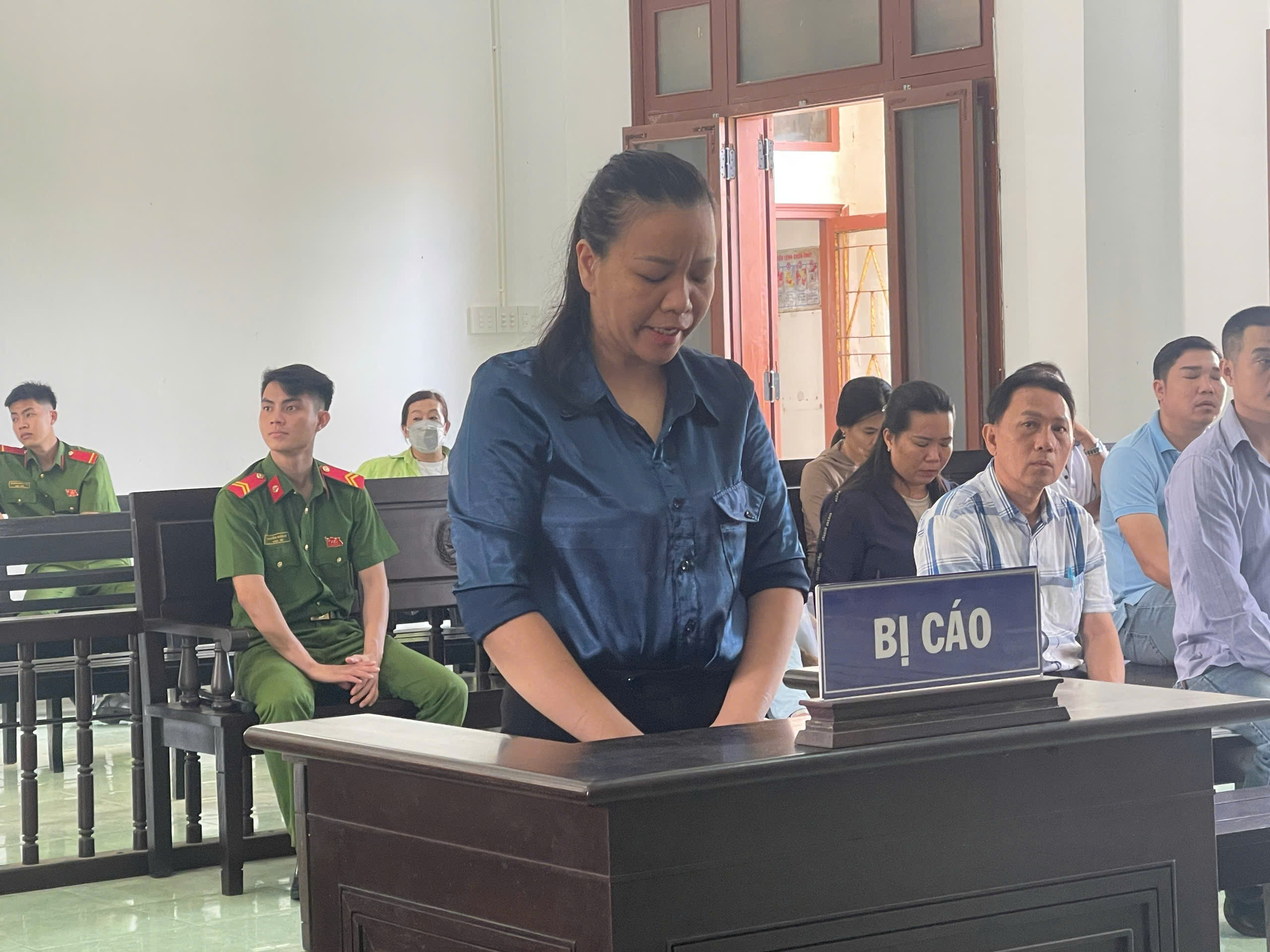 Đắk Lắk: Lừa g&oacute;p tiền mua b&aacute;n đất để chiếm đoạt hơn 8 tỷ đồng, người phụ nữ lĩnh 17 năm t&ugrave;- Ảnh 1.