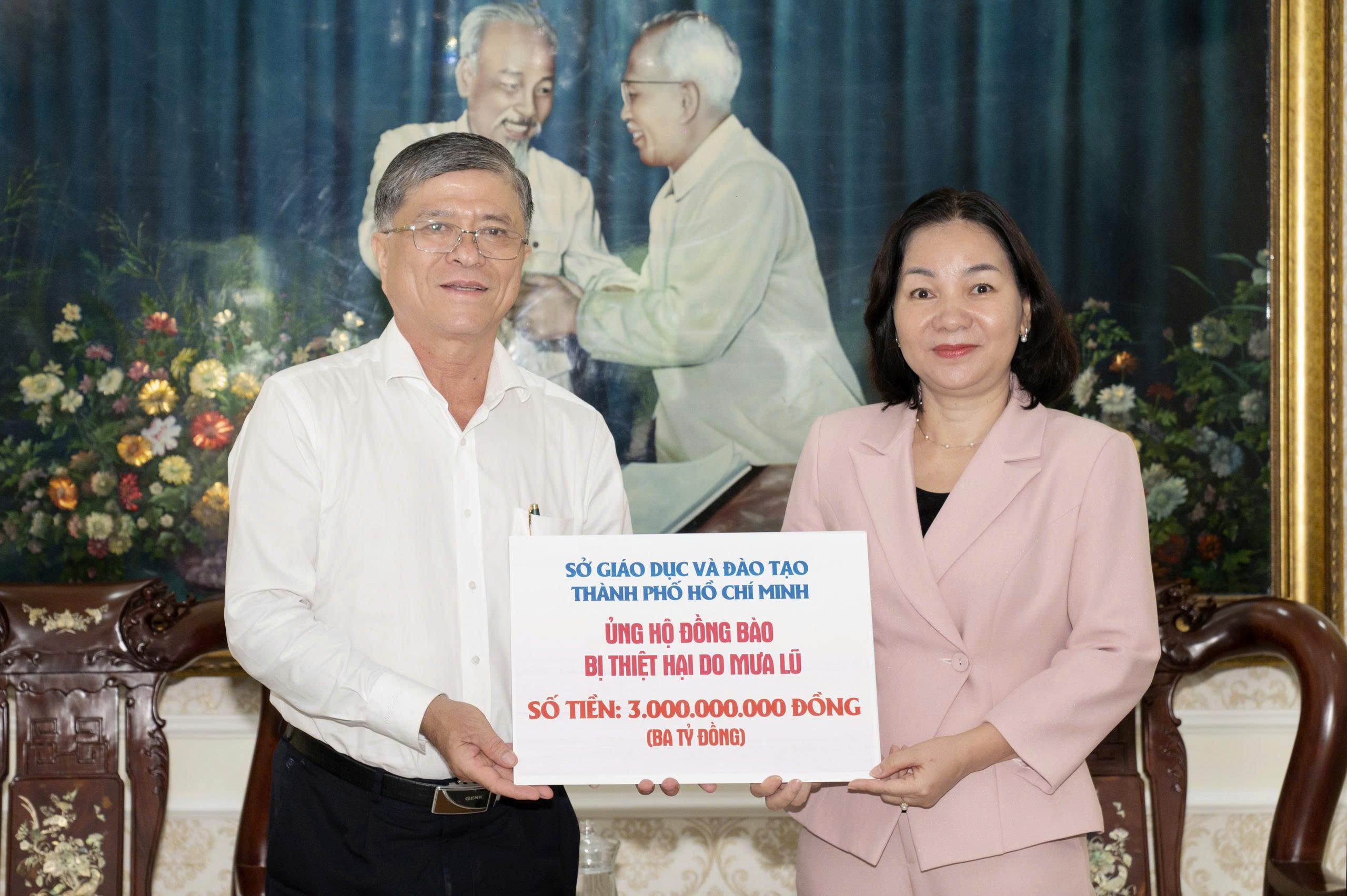 Ng&agrave;nh gi&aacute;o dục TP.HCM ủng hộ hơn 17 tỷ đồng gi&uacute;p đồng b&agrave;o v&ugrave;ng b&atilde;o lũ- Ảnh 1.