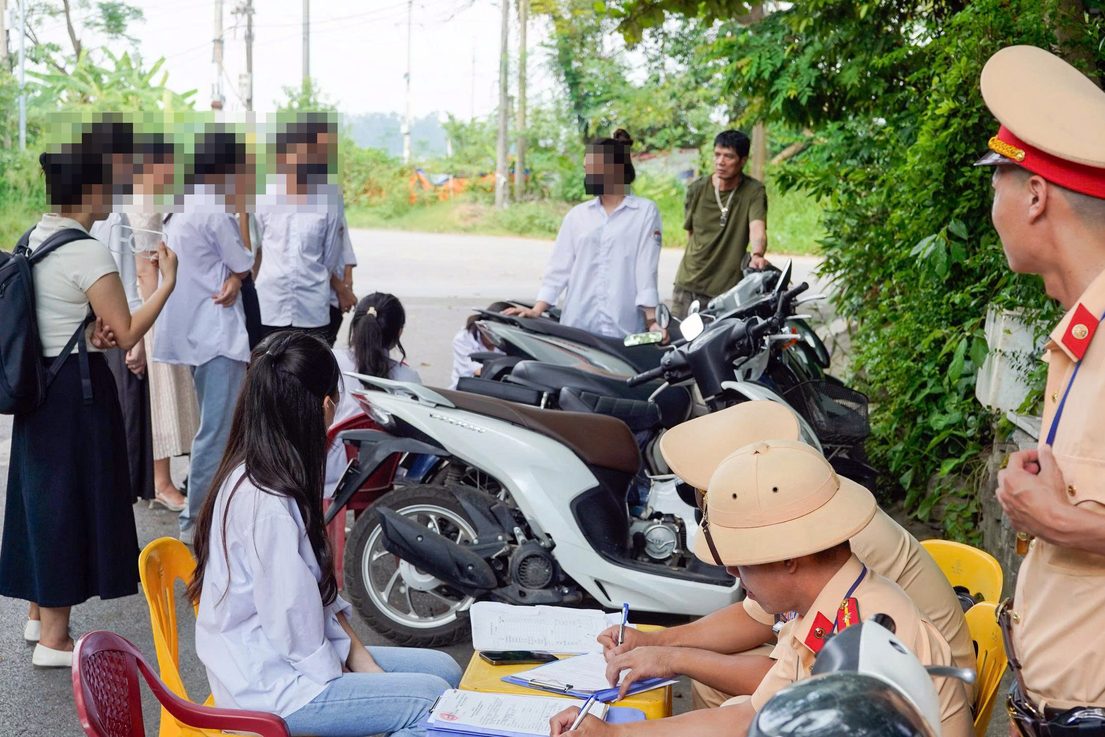 H&agrave; Nội: Xử phạt h&agrave;ng trăm phụ huynh giao xe cho con, chở con kh&ocirc;ng đội mũ bảo hiểm- Ảnh 1.