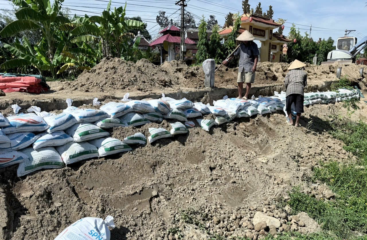 Huế: Khẩn cấp khắc phục sụt l&uacute;n, đảm bảo an to&agrave;n tuyến đường b&ecirc; t&ocirc;ng dọc s&ocirc;ng Bồ- Ảnh 1.
