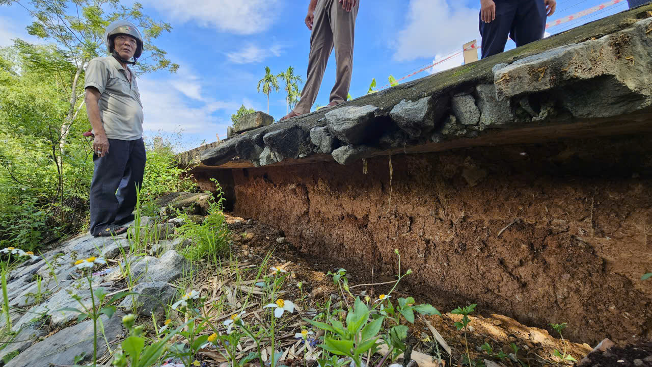 Huế: Khẩn cấp khắc phục sụt l&uacute;n, đảm bảo an to&agrave;n tuyến đường b&ecirc; t&ocirc;ng dọc s&ocirc;ng Bồ- Ảnh 9.