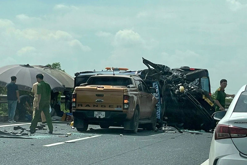 Hiện trường vụ va chạm tr&ecirc;n cao tốc.