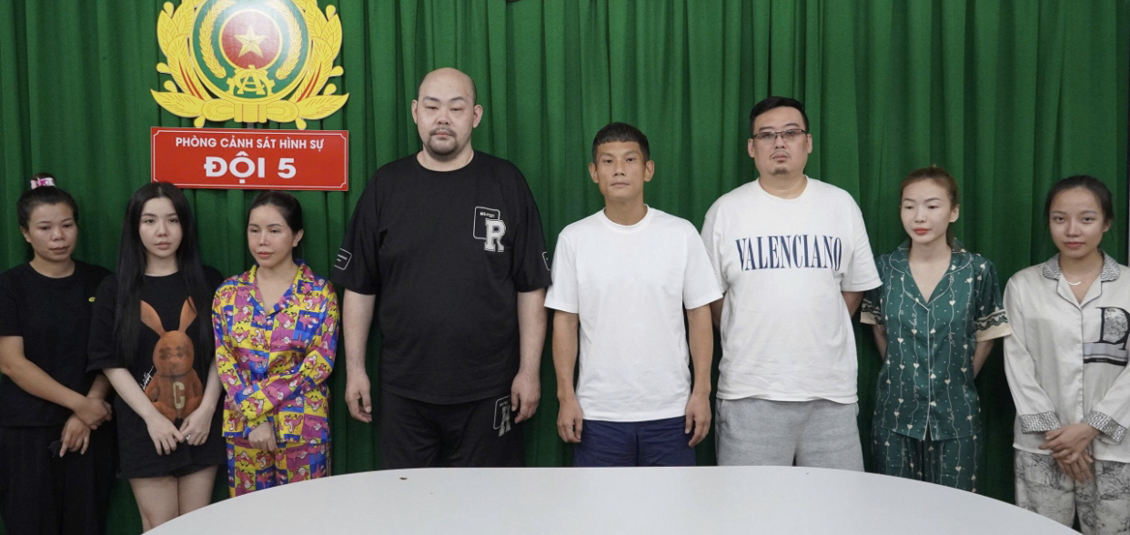 Thủ đoạn tinh vi của chủ nh&agrave; h&agrave;ng bu&ocirc;n b&aacute;n kh&iacute; cười, tổ chức mại d&acirc;m tr&aacute; h&igrave;nh- Ảnh 1.