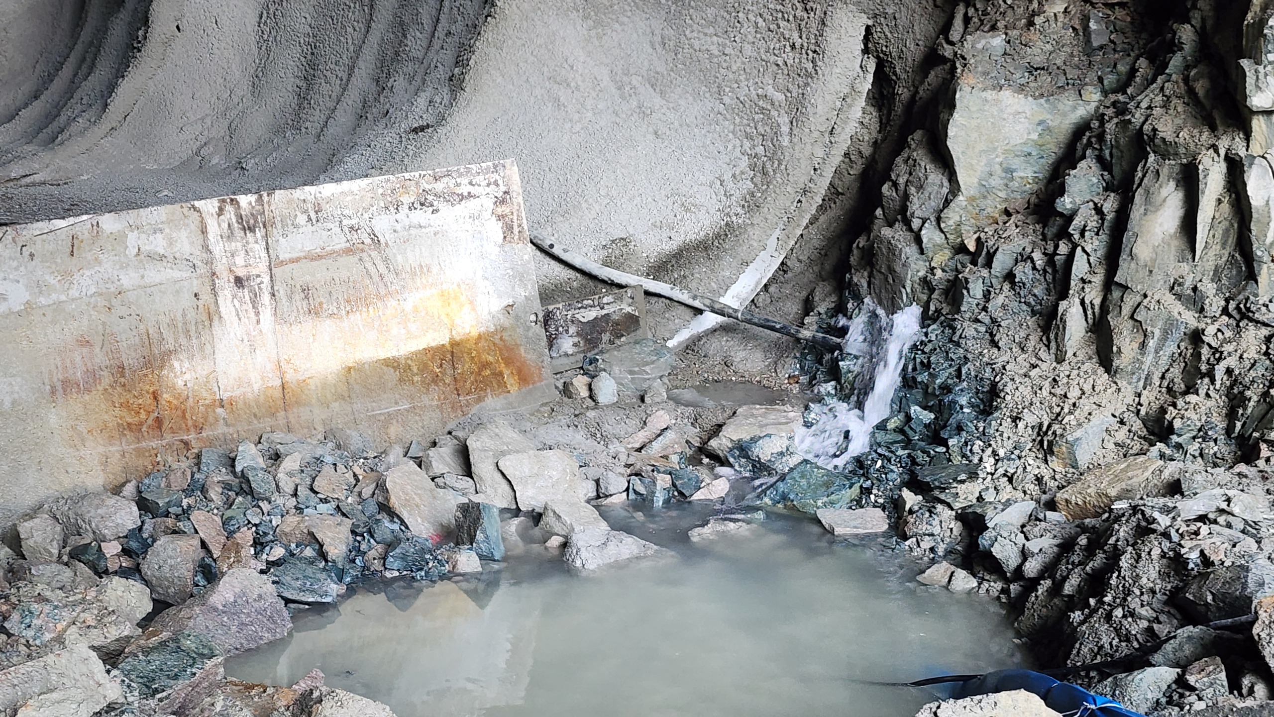 Thi công hầm Phượng Hoàng gặp khó… vì thiếu điện, nước ngầm đổ xối xả- Ảnh 3. Thi công hầm Phượng Hoàng gặp khó… vì thiếu điện, nước ngầm đổ xối xả- Ảnh 3.