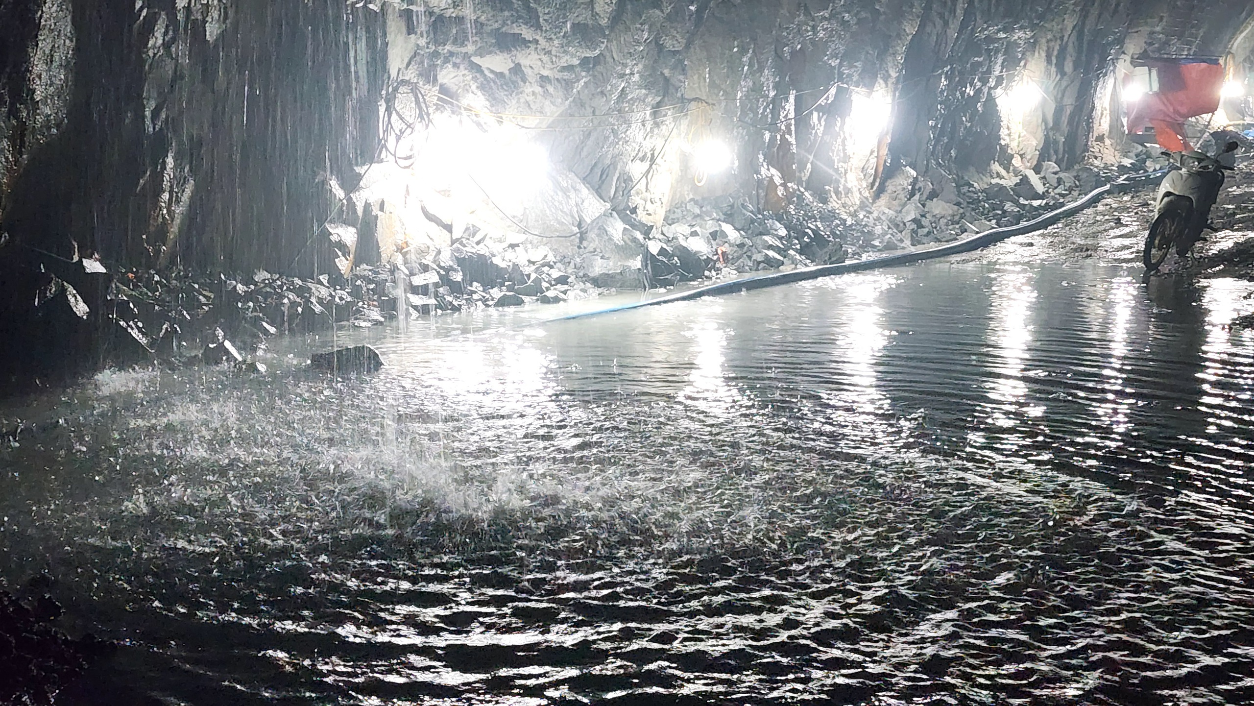 Thi công hầm Phượng Hoàng gặp khó… vì thiếu điện, nước ngầm đổ xối xả- Ảnh 1. Thi công hầm Phượng Hoàng gặp khó… vì thiếu điện, nước ngầm đổ xối xả- Ảnh 1.