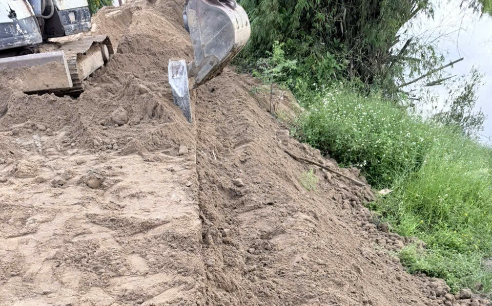 Huế: Khẩn cấp khắc phục sụt l&uacute;n, đảm bảo an to&agrave;n tuyến đường b&ecirc; t&ocirc;ng dọc s&ocirc;ng Bồ- Ảnh 7.