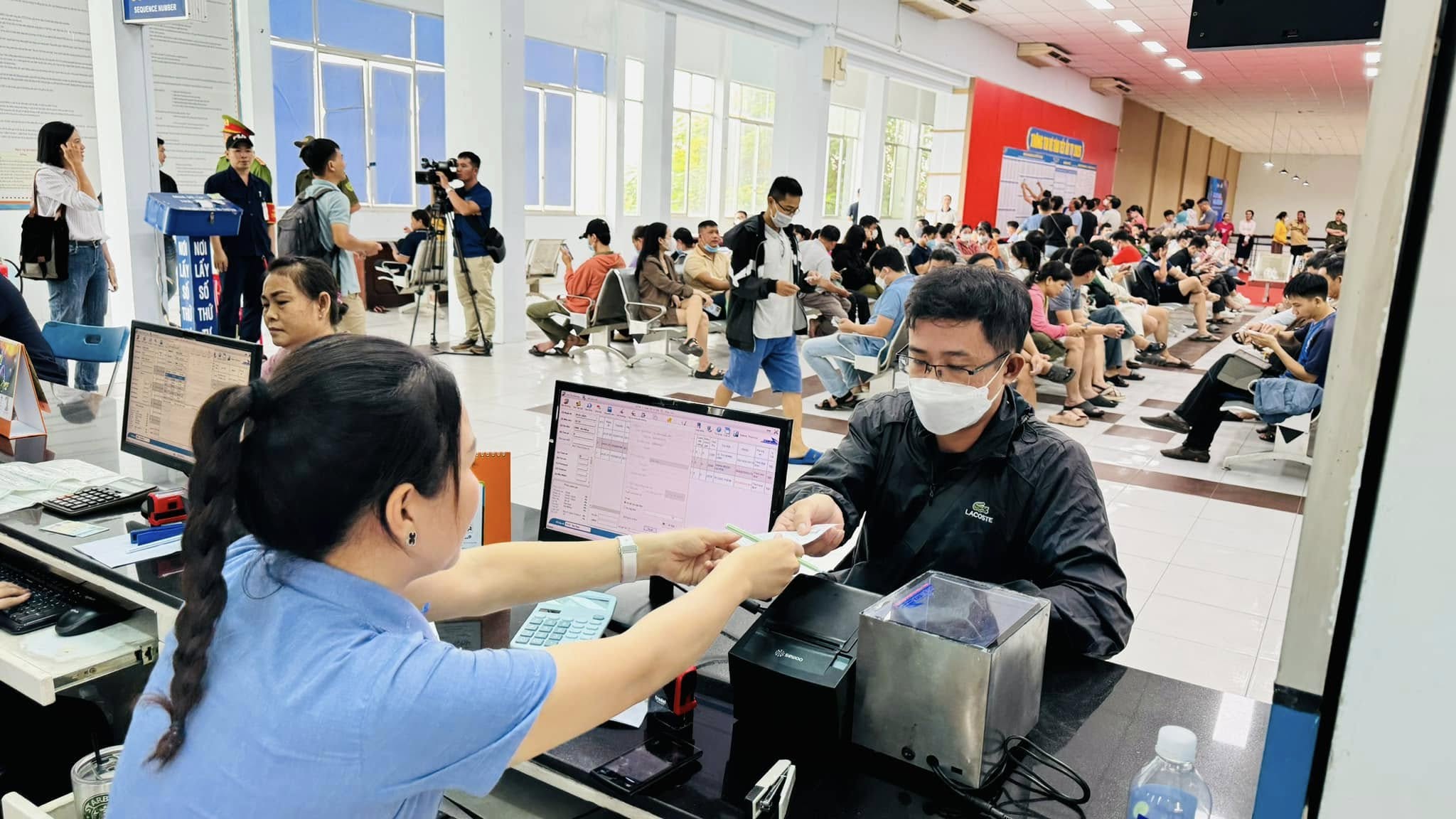 Mua v&eacute; t&agrave;u Tết chặng c&agrave;ng xa gi&aacute; c&agrave;ng giảm, đến 20%- Ảnh 1.