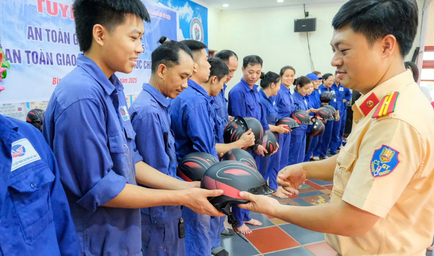 Quảng Ninh: Ph&aacute;t huy sức mạnh tổng hợp đảm bảo trật tự an to&agrave;n giao th&ocirc;ng- Ảnh 1.