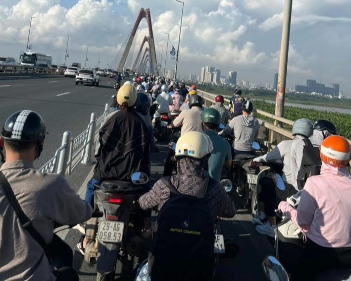 Ng&agrave;y đầu dựng r&agrave;o sắt ph&acirc;n l&agrave;n cầu Nhật T&acirc;n: Xe m&aacute;y &ugrave;n ứ, &ocirc; t&ocirc; th&ecirc;nh thang- Ảnh 1.