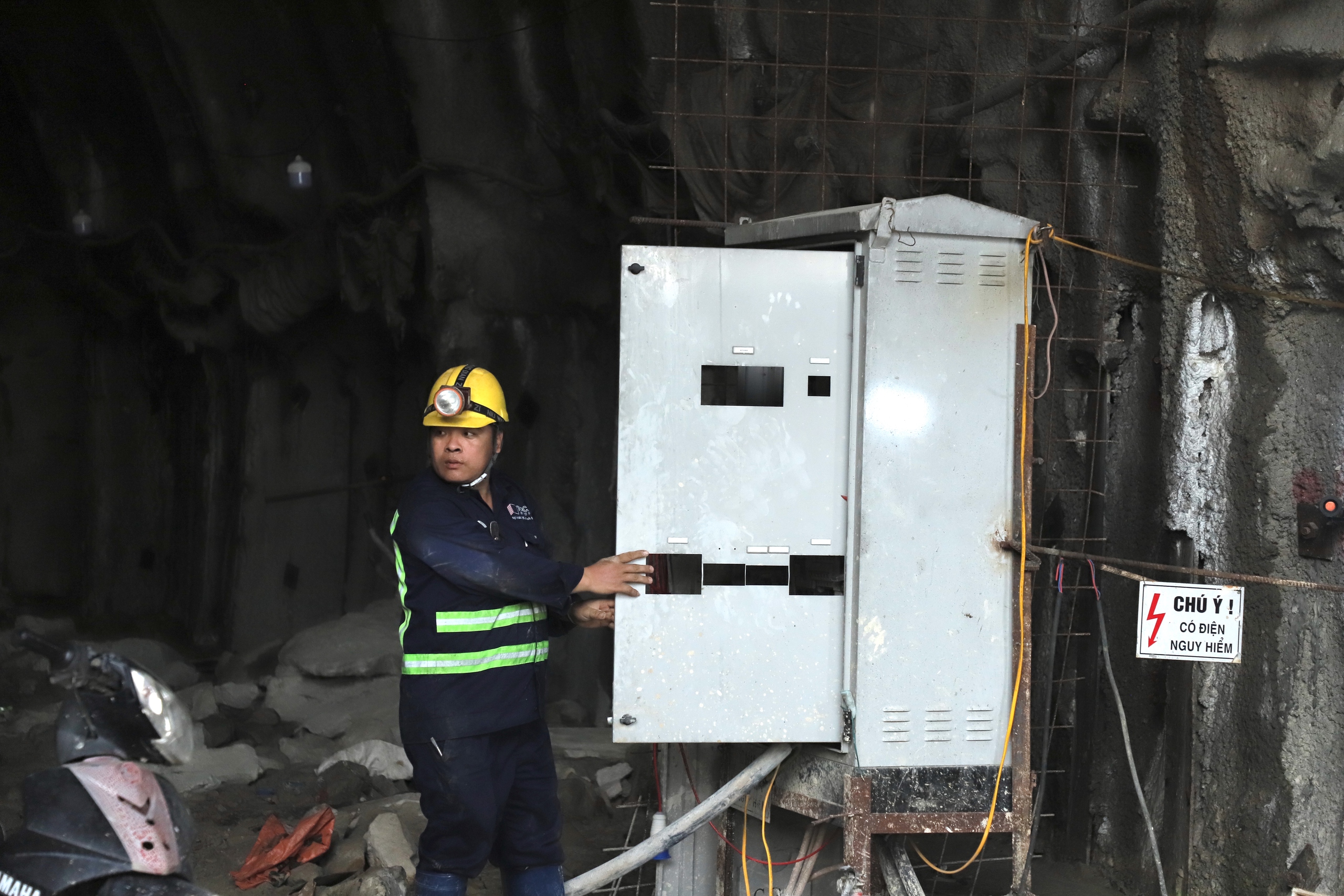 Thi công hầm Phượng Hoàng gặp khó… vì thiếu điện, nước ngầm đổ xối xả- Ảnh 2. Thi công hầm Phượng Hoàng gặp khó… vì thiếu điện, nước ngầm đổ xối xả- Ảnh 2.