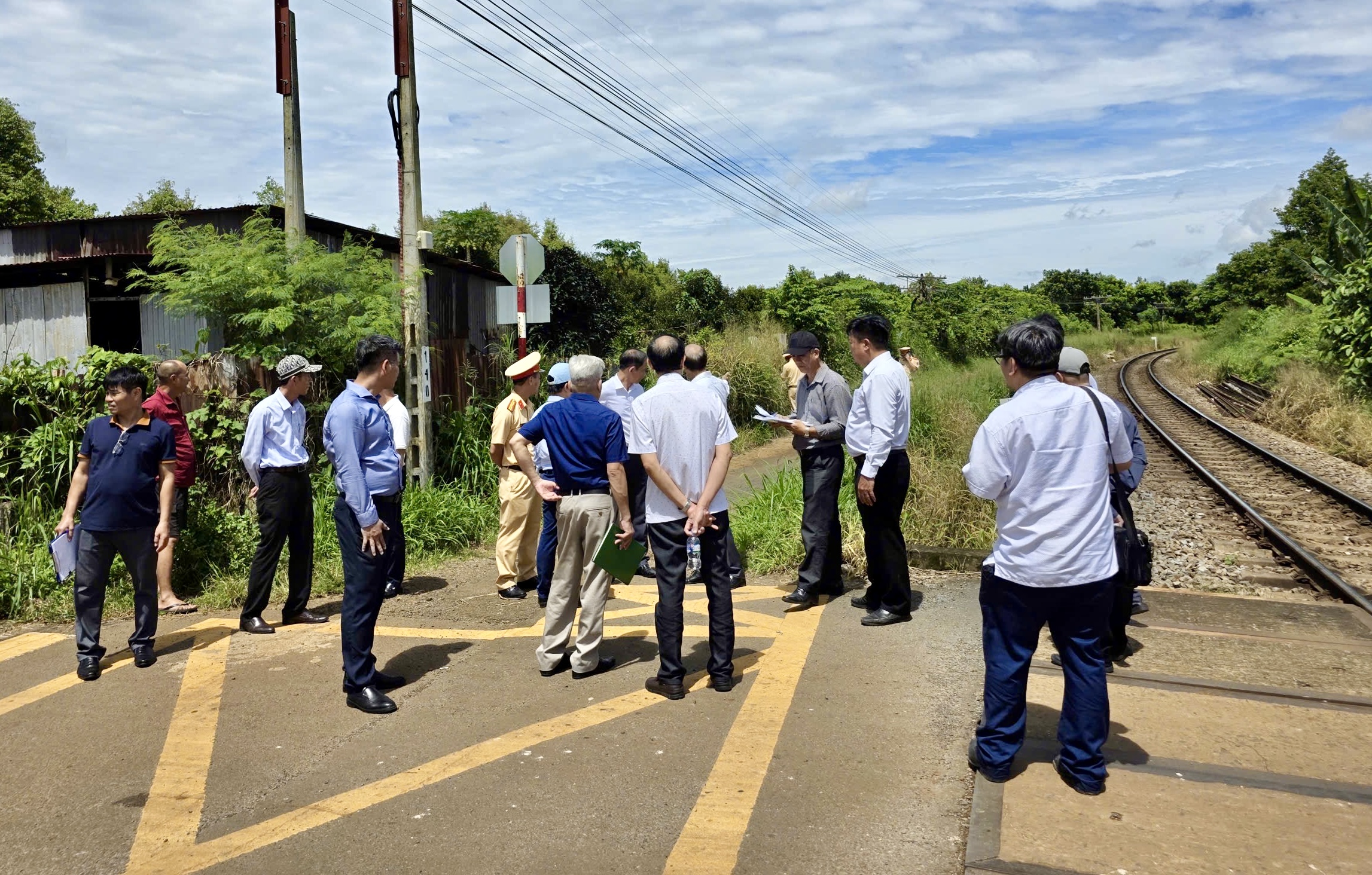 Đồng Nai mạnh tay dẹp lối đi tự mở, x&oacute;a điểm đen v&agrave; siết chặt an to&agrave;n đường sắt Bắc - Nam- Ảnh 3.