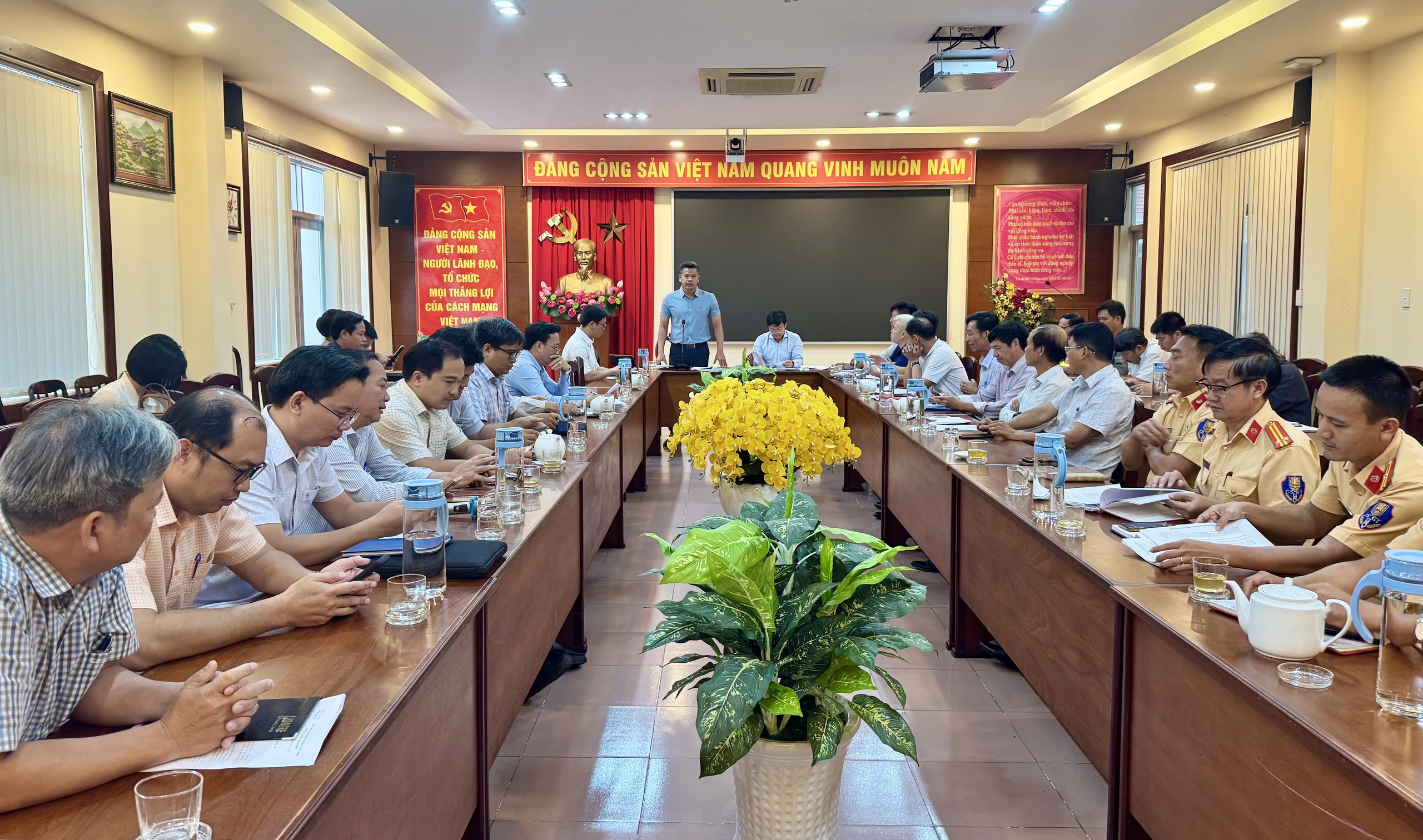 Đồng Nai mạnh tay dẹp lối đi tự mở, x&oacute;a điểm đen v&agrave; siết chặt an to&agrave;n đường sắt Bắc - Nam- Ảnh 1.