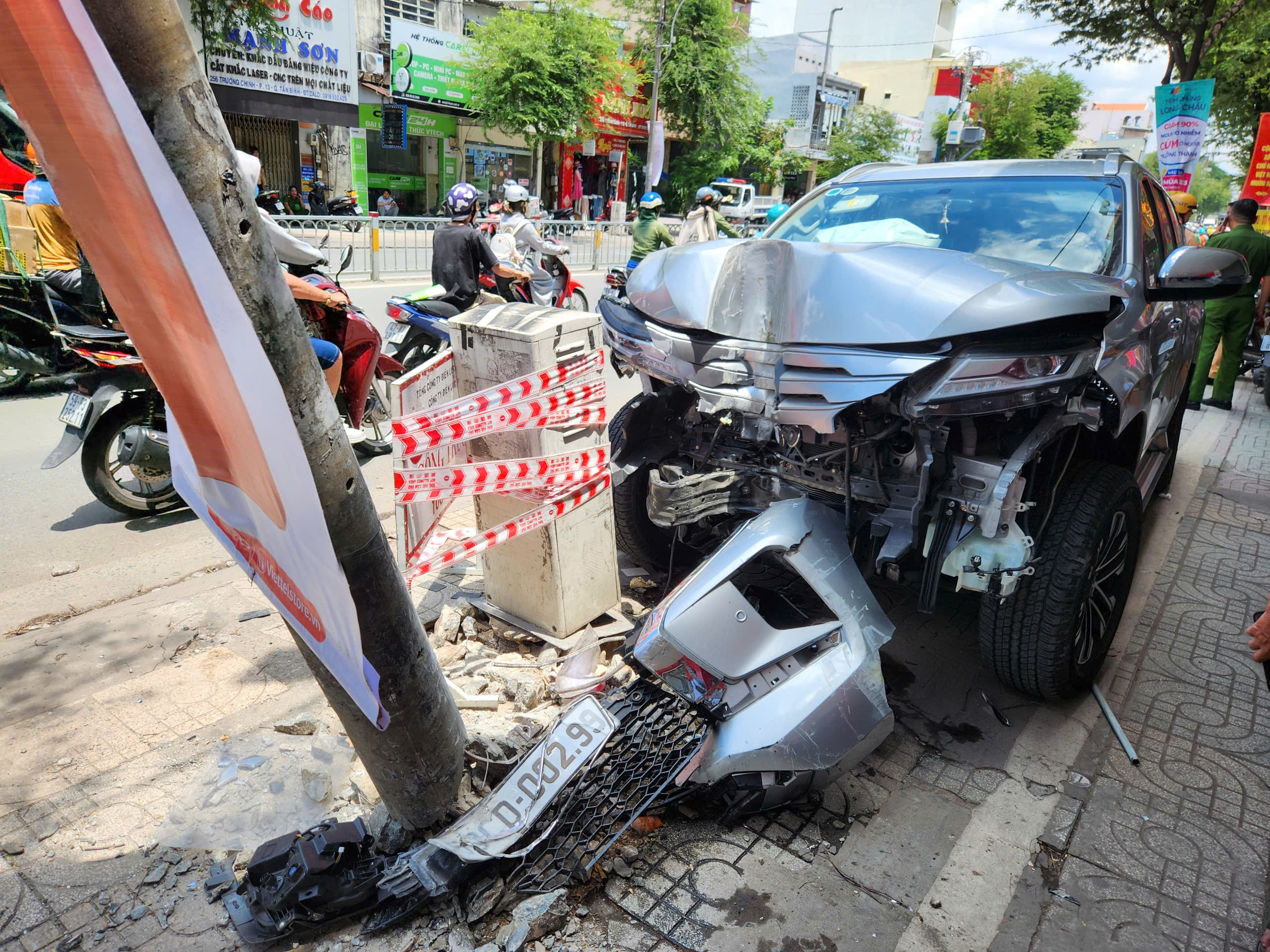 TP.HCM: Ô tô 7 chỗ tông liên hoàn nhiều xe máy làm gãy trụ điện, 3 người bị thương- Ảnh 1. TP.HCM: Ô tô 7 chỗ tông liên hoàn nhiều xe máy làm gãy trụ điện, 3 người bị thương- Ảnh 1.