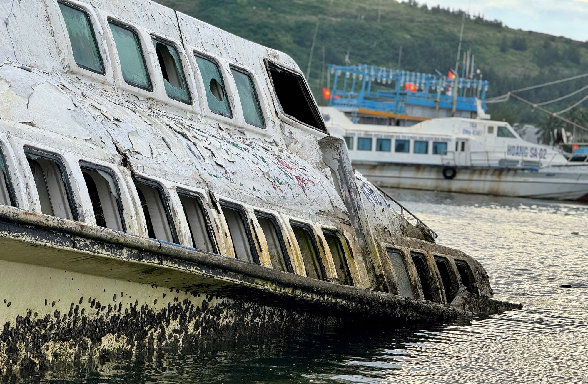 Cận cảnh những con t&agrave;u kh&aacute;ch triệu đ&ocirc; bỏ hoang ở L&yacute; Sơn- Ảnh 7.