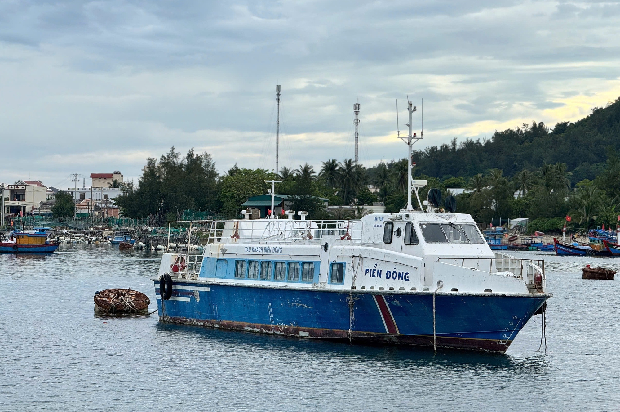 Cận cảnh những con t&agrave;u kh&aacute;ch triệu đ&ocirc; bỏ hoang ở L&yacute; Sơn- Ảnh 4.