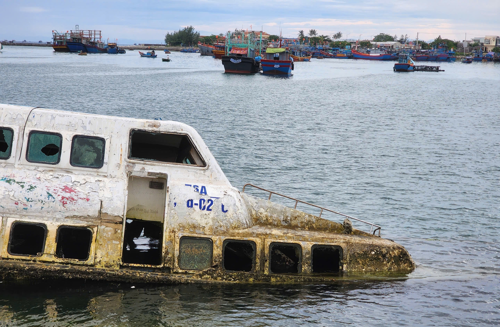 Cận cảnh những con t&agrave;u kh&aacute;ch triệu đ&ocirc; bỏ hoang ở L&yacute; Sơn- Ảnh 9.