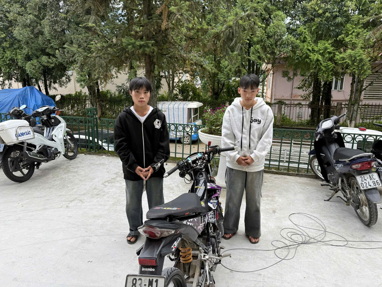 CSGT L&agrave;o Cai căng m&igrave;nh đảm bảo ATGT, ngăn chặn thanh thiếu ni&ecirc;n g&acirc;y rối trật tự- Ảnh 4.