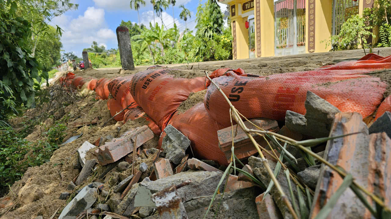 Huế: Khẩn cấp khắc phục sụt l&uacute;n, đảm bảo an to&agrave;n tuyến đường b&ecirc; t&ocirc;ng dọc s&ocirc;ng Bồ- Ảnh 5.