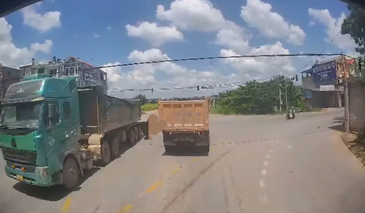 Bắc Ninh: Đèn tín hiệu hỏng, xe máy va chạm với ô tô đầu kéo khiến một người tử vong- Ảnh 1. Bắc Ninh: Đèn tín hiệu hỏng, xe máy va chạm với ô tô đầu kéo khiến một người tử vong- Ảnh 1.