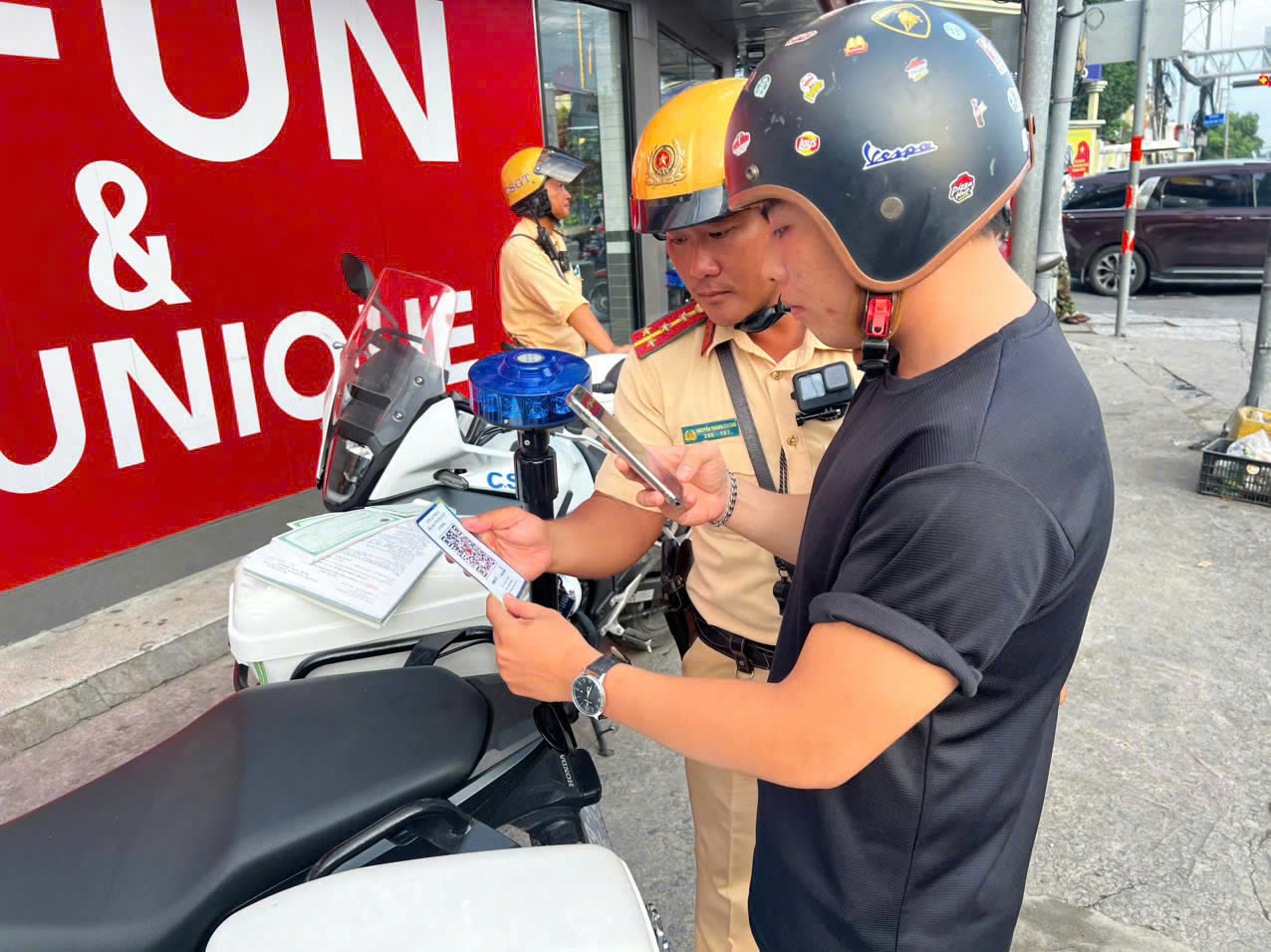 TP.HCM: CSGT triển khai thu phạt vi phạm giao thông qua QR code- Ảnh 1. TP.HCM: CSGT triển khai thu phạt vi phạm giao thông qua QR code- Ảnh 1.