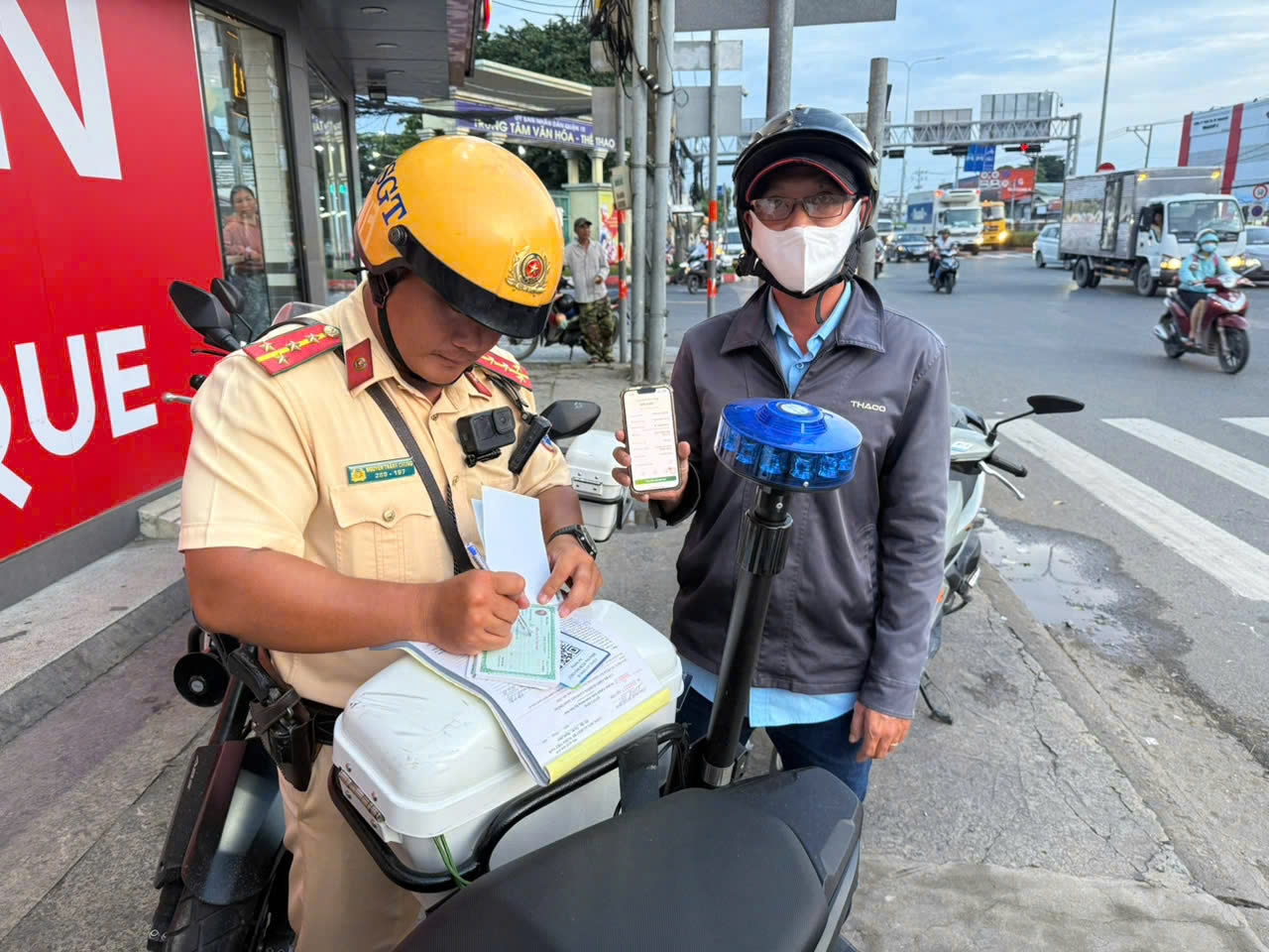 TP.HCM: CSGT triển khai thu phạt vi phạm giao thông qua QR code- Ảnh 2. TP.HCM: CSGT triển khai thu phạt vi phạm giao thông qua QR code- Ảnh 2.