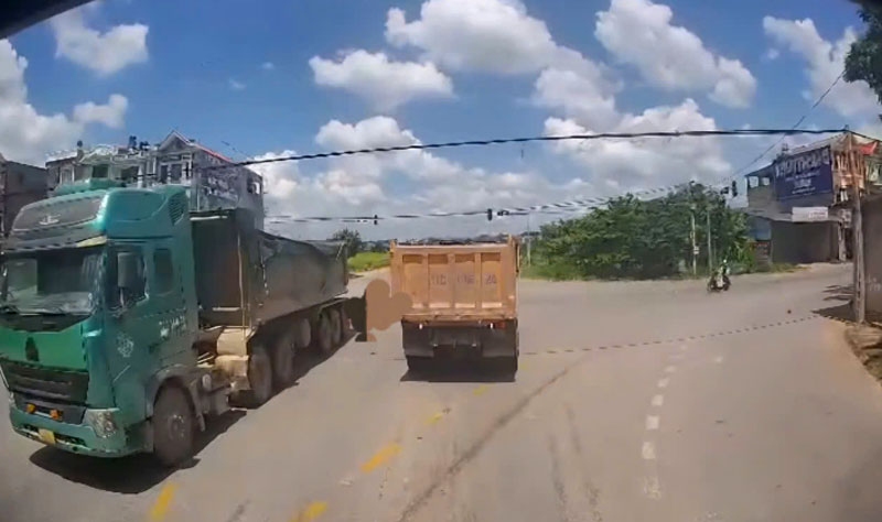 Hiện trường vụ tai nạn khiến người đ&agrave;n &ocirc;ng tử vong tại chỗ.