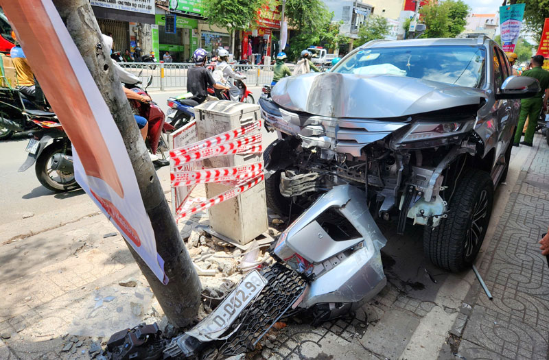 Hiện trường vụ tai nạn li&ecirc;n ho&agrave;n.